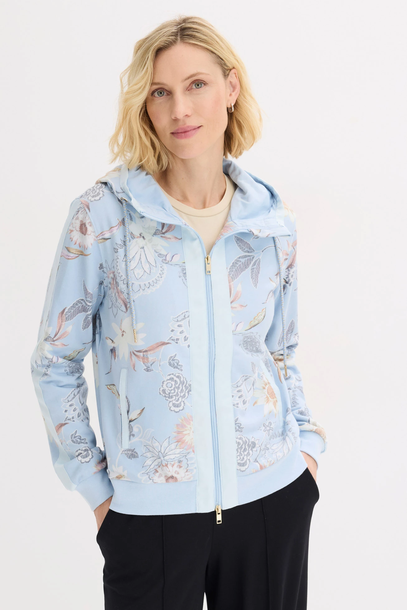 Bluza rozpinana z nadrukiem • niebieski pudrowy-jasny piaskowy w kwiaty • sklep bonprix