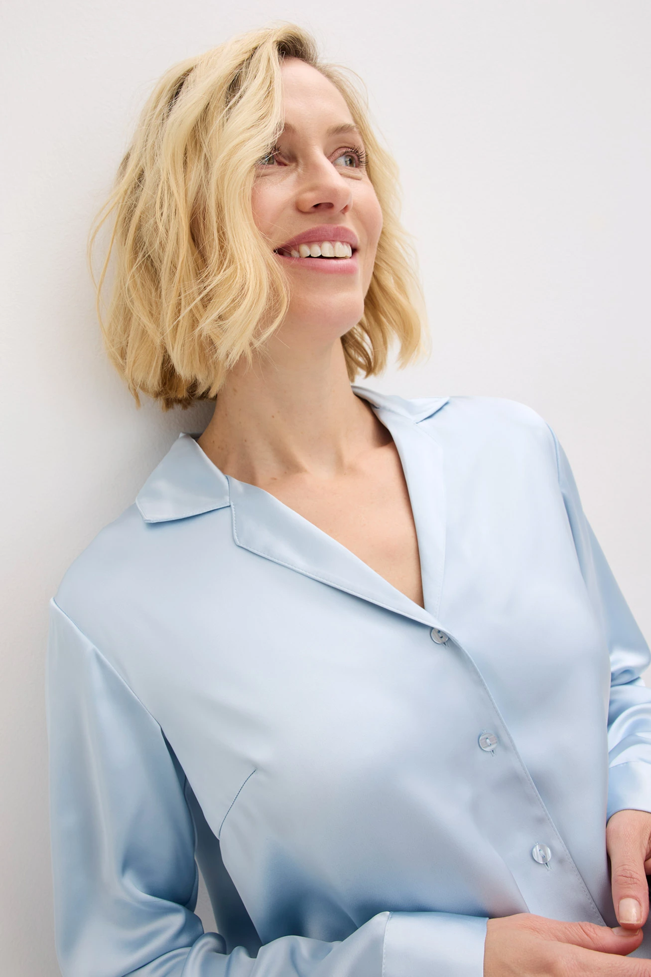 Bluzka z delikatnej satyny • niebieski pudrowy • sklep bonprix