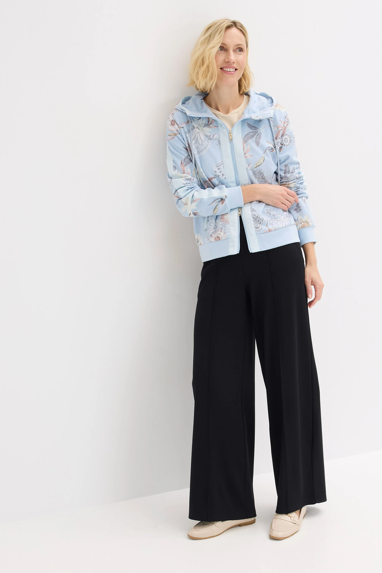 Bluza rozpinana z nadrukiem • niebieski pudrowy-jasny piaskowy w kwiaty • sklep bonprix