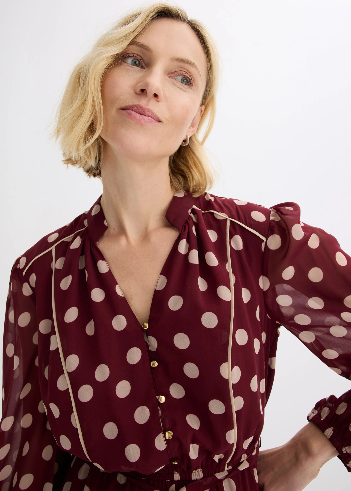 Chiffonjurk met contrasterende details • robijnrood-lichtzand gestippeld • bonprix online shop