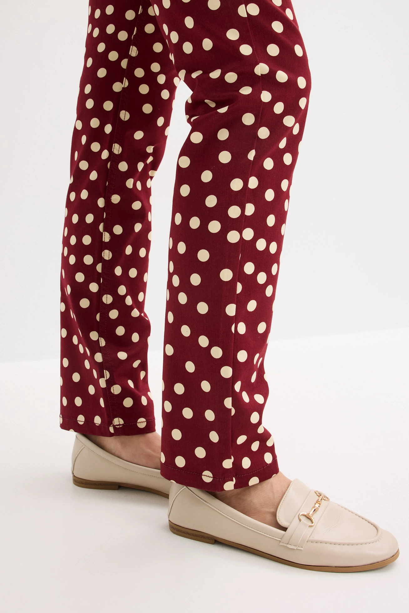 Pantalon extensible 5 poches • rouge rubis pois sable clair • Boutique bonprix