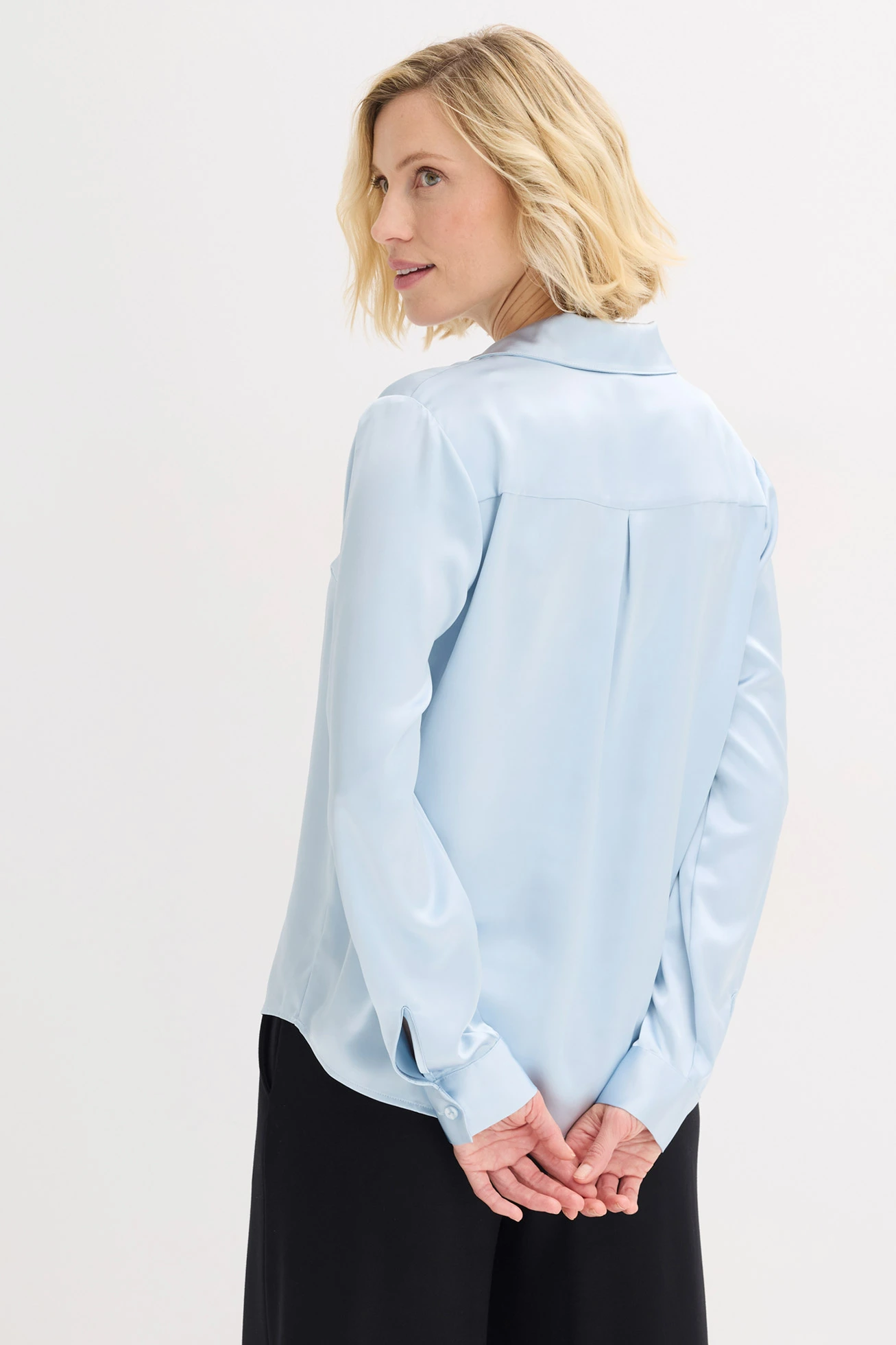 Bluză din satin fin • albastru pudrat • magazin bonprix