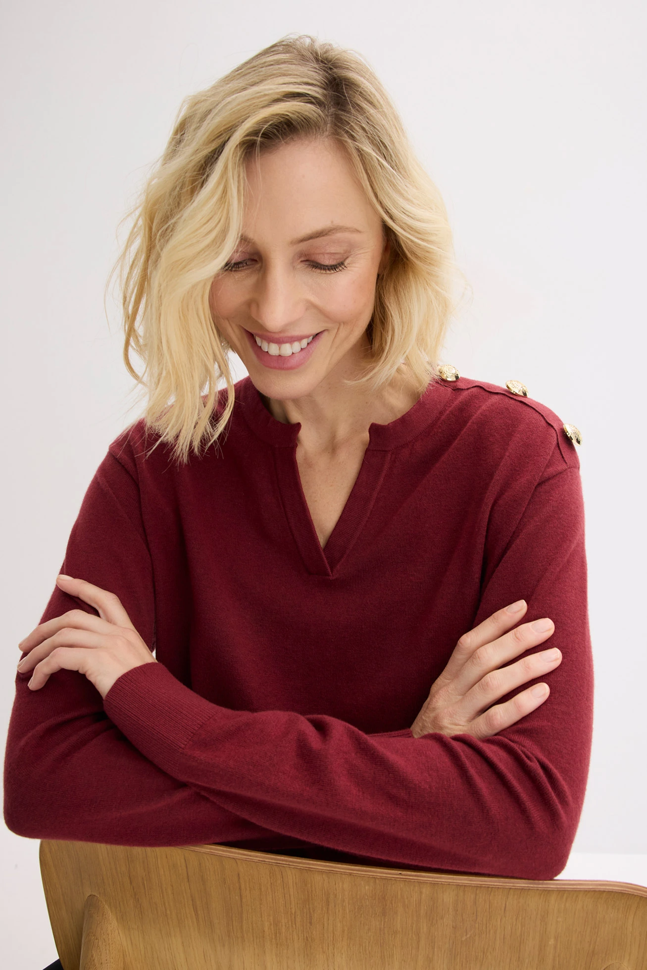 Pulover tricotat, cu detaliu cu nasturi • roşu rubiniu • magazin bonprix