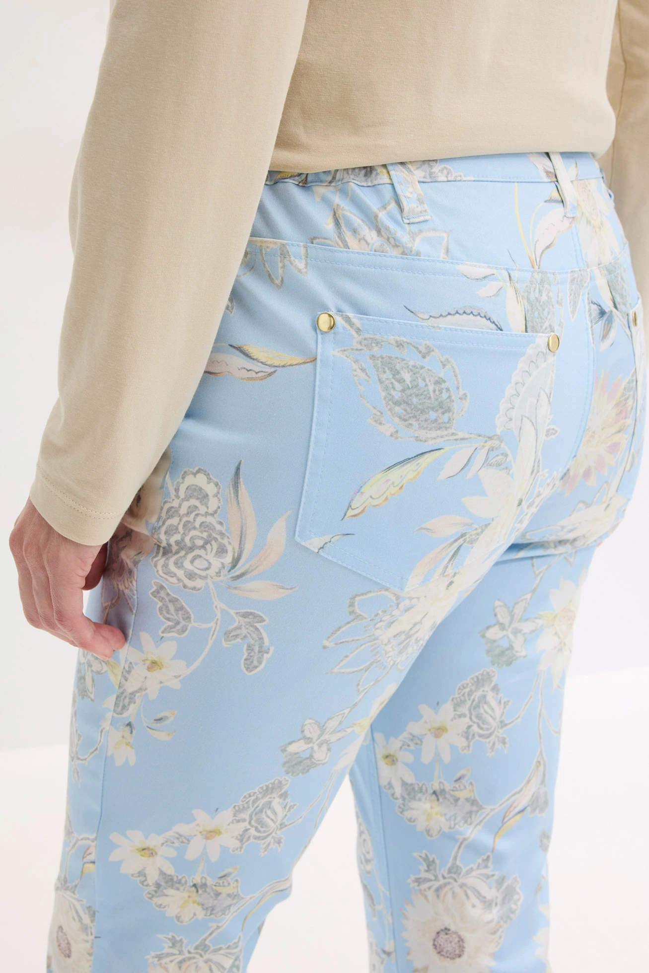 Stretchbroek met print • poederblauw-lichtsand gebloemd • bonprix online shop