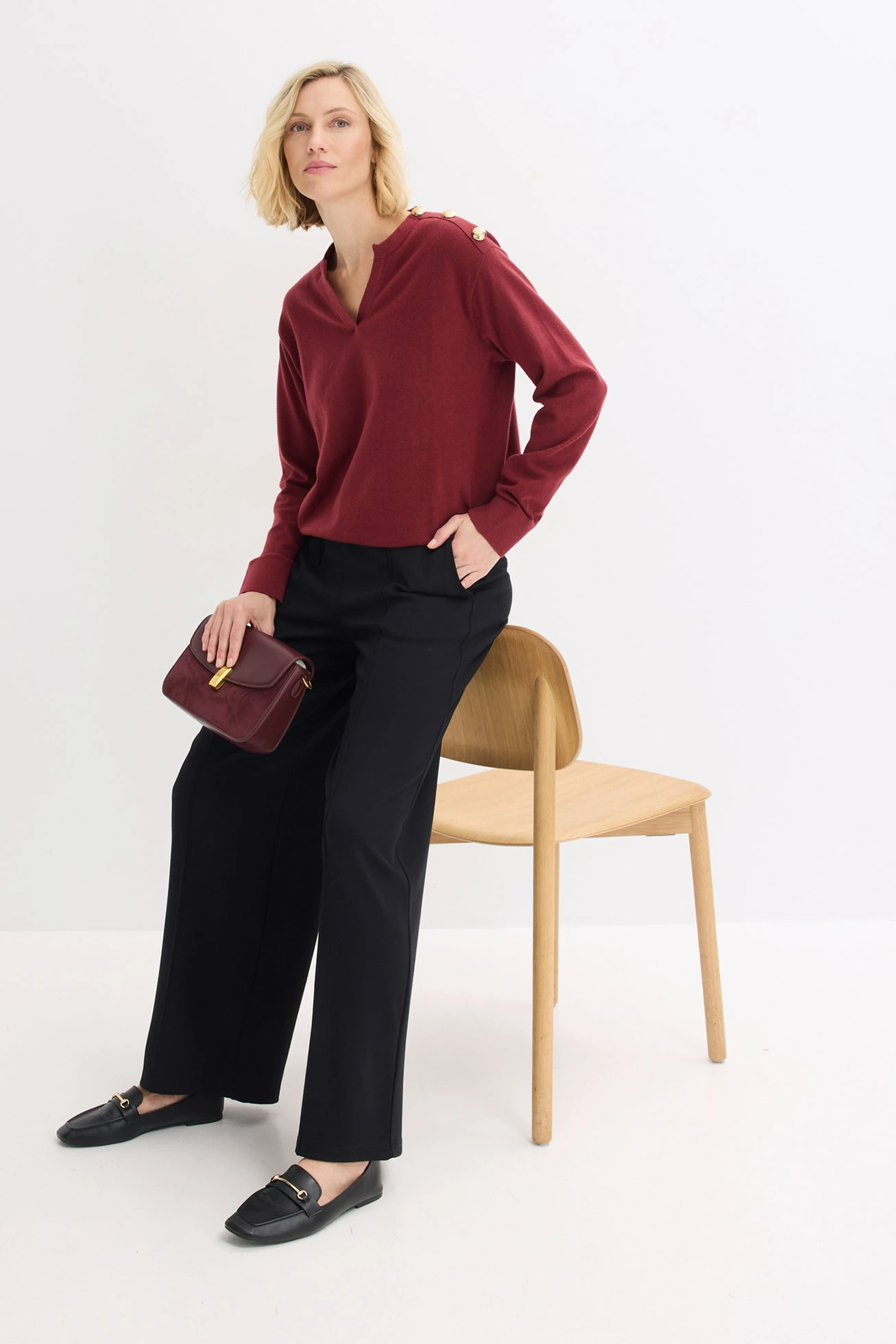 Pulover tricotat, cu detaliu cu nasturi • roşu rubiniu • magazin bonprix