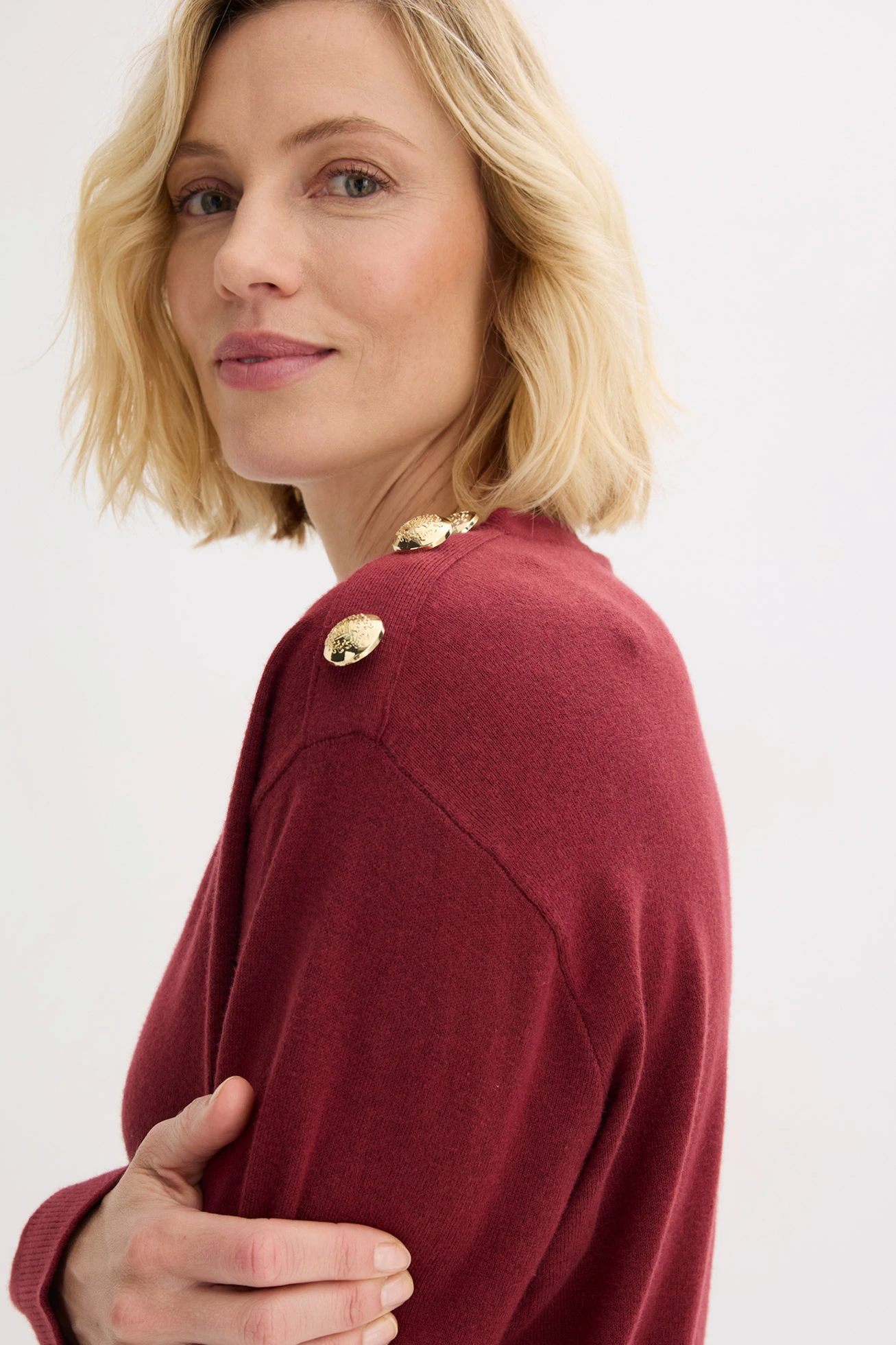 Pulover tricotat, cu detaliu cu nasturi • roşu rubiniu • magazin bonprix