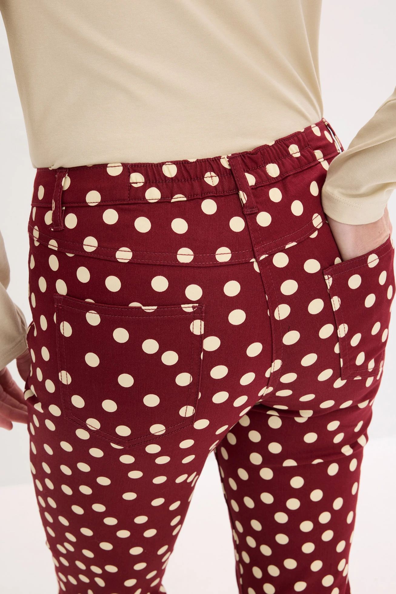 Pantalon extensible 5 poches • rouge rubis pois sable clair • Boutique bonprix