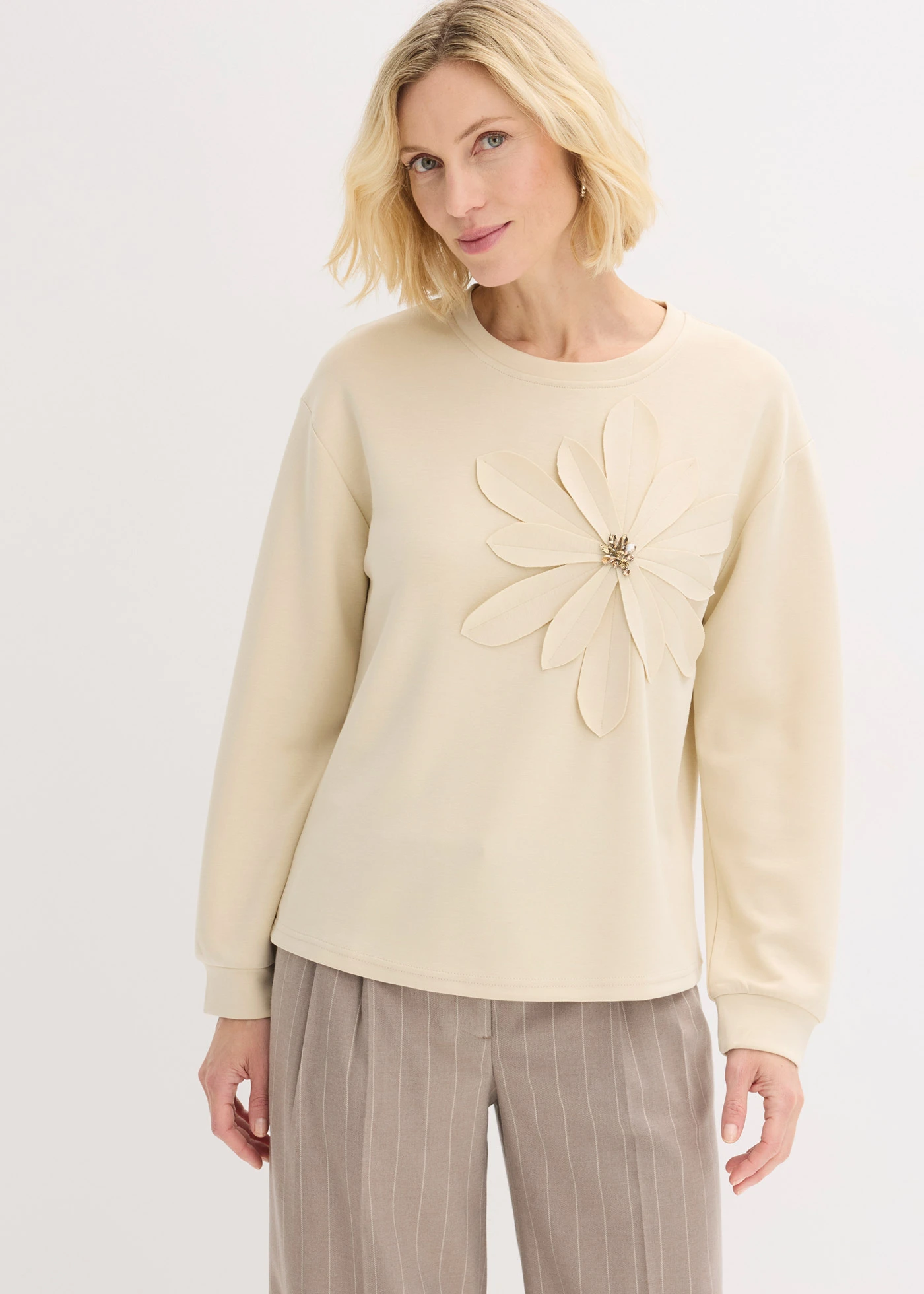 Sweat-shirt en néoprène avec application • sable clair • Boutique bonprix