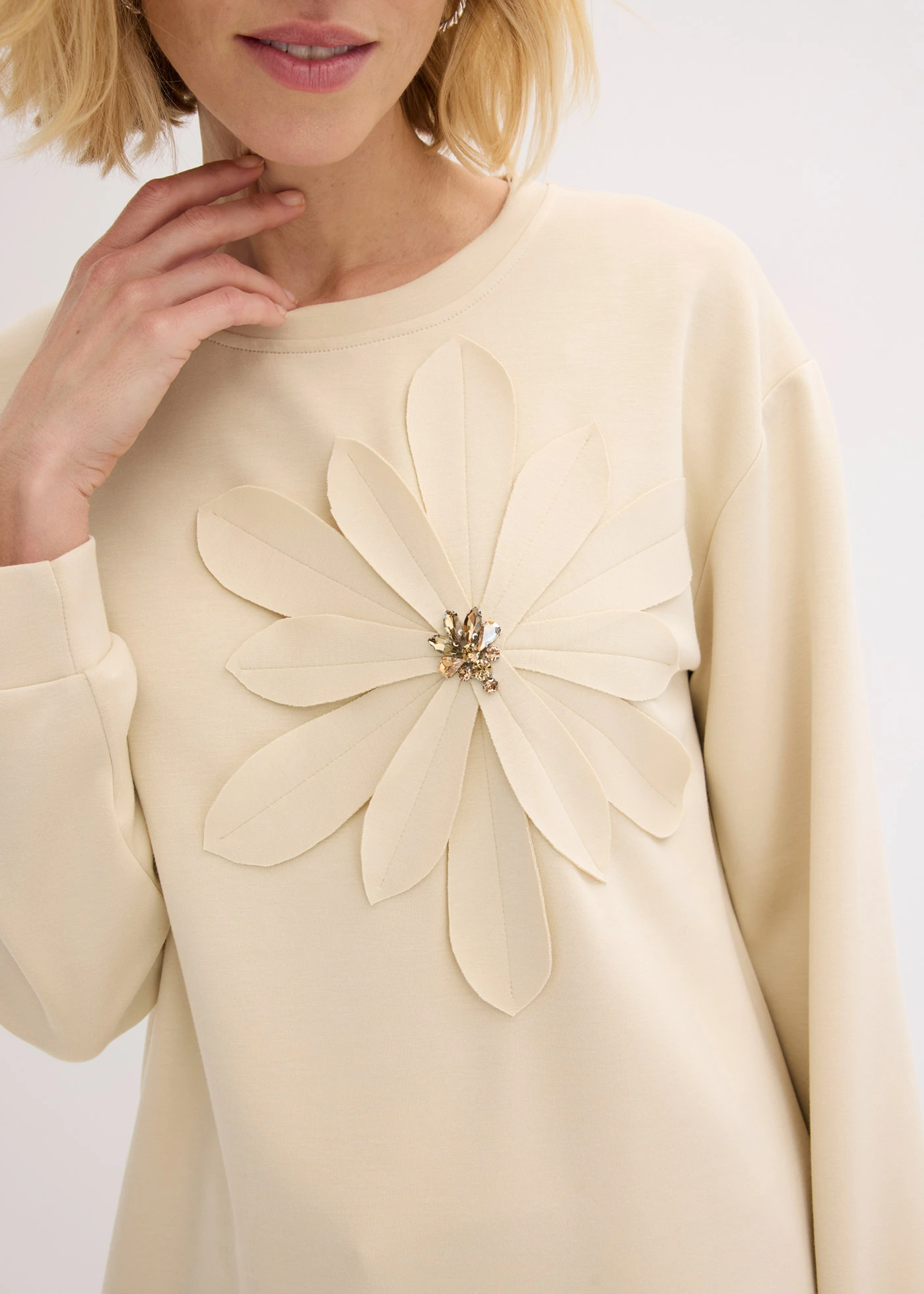 Scuba sweater met applicatie • lichtsand • bonprix online shop