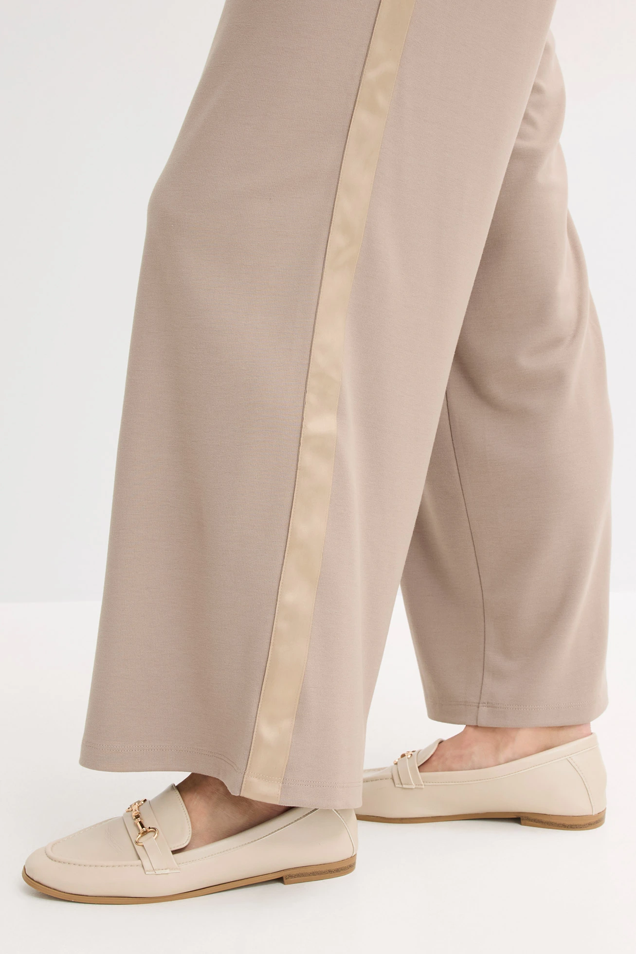 Marlene nadrág Puntos di Roma anyagból és szatén pánttal • szürkésbarna • bonprix áruház