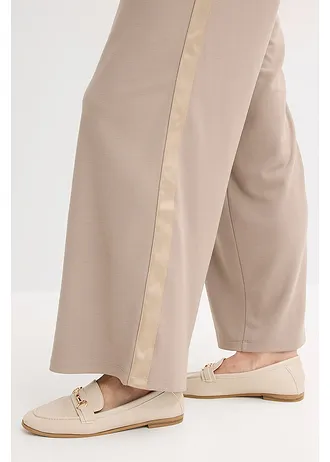 Marlene nadrág Puntos di Roma anyagból és szatén pánttal • szürkésbarna • bonprix áruház