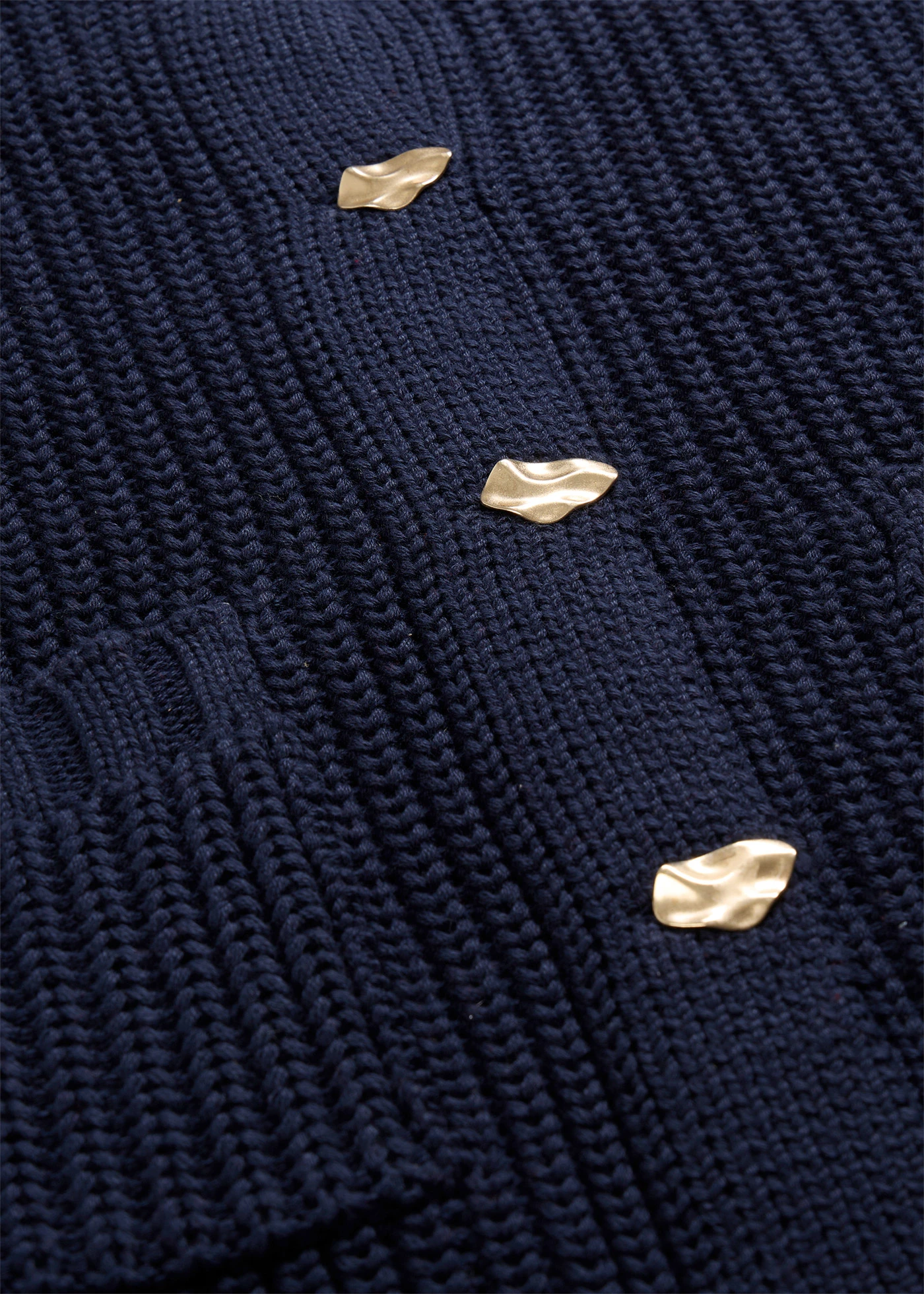 Gruby sweter z ozdobnymi guzikami • ciemnoniebieski • sklep bonprix