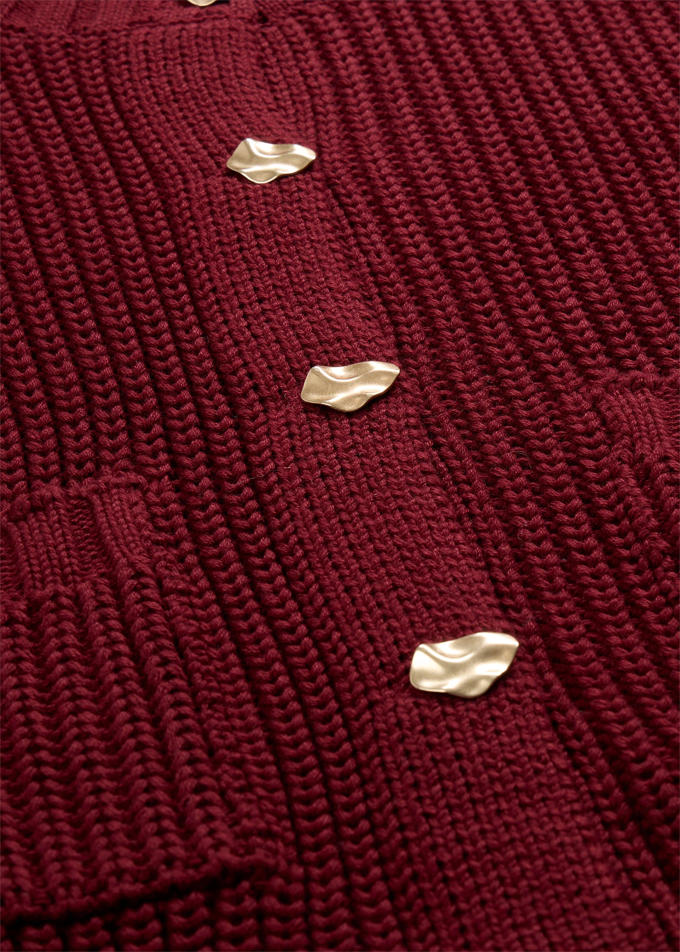 Gruby sweter z ozdobnymi guzikami • czerwony rubinowy • sklep bonprix