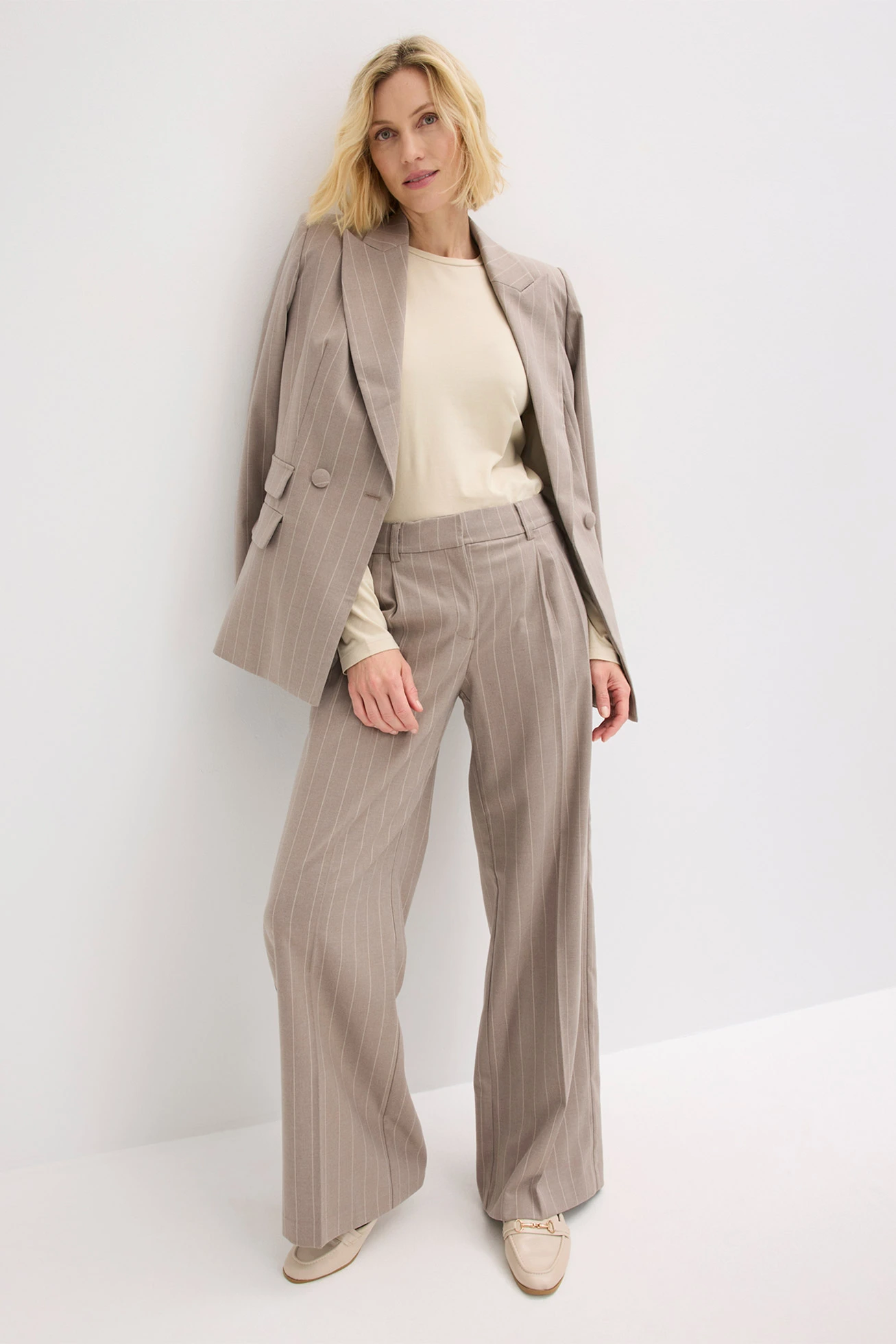 Pantaloni Marlene cu dungi subțiri • gri-bej/alb perlat cu dungi • magazin bonprix