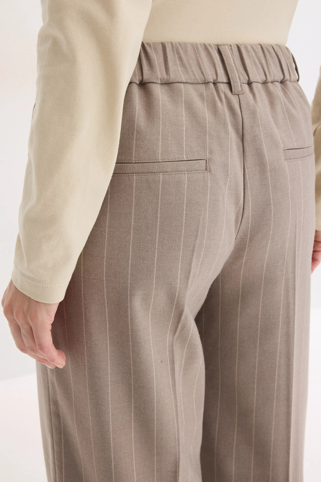 Pantaloni Marlene cu dungi subțiri • gri-bej/alb perlat cu dungi • magazin bonprix