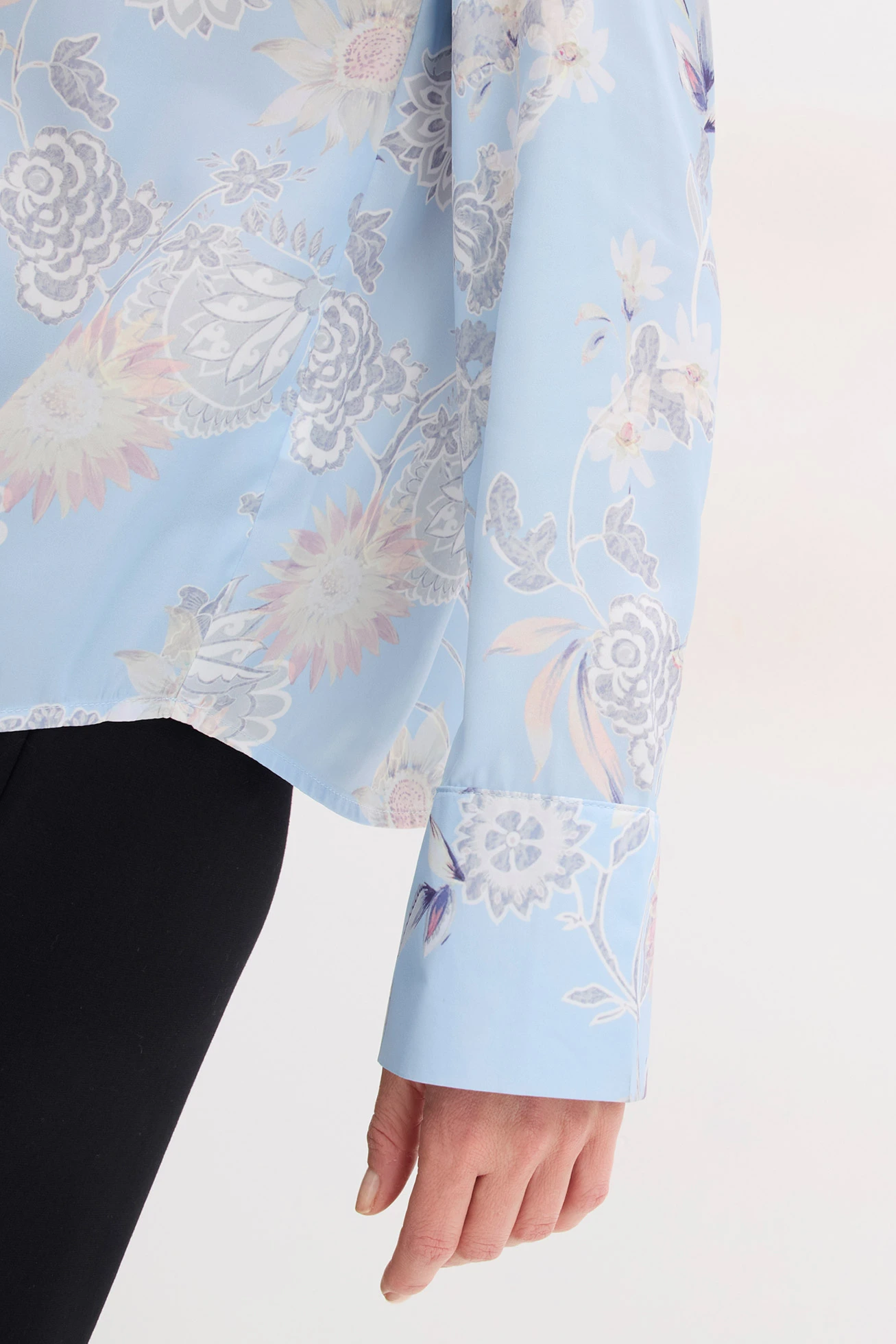 Tunique en satin fin • bleu poudré-sable clair floral • Boutique bonprix