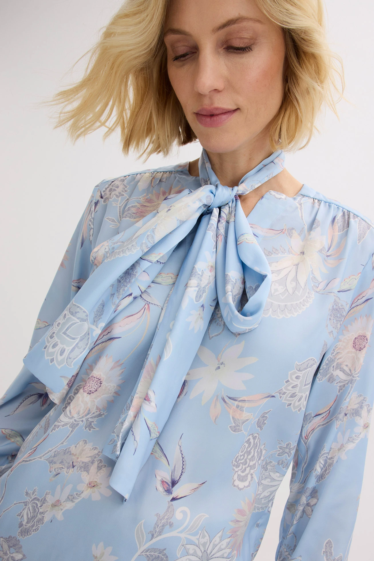 Tunique en satin fin • bleu poudré-sable clair floral • Boutique bonprix