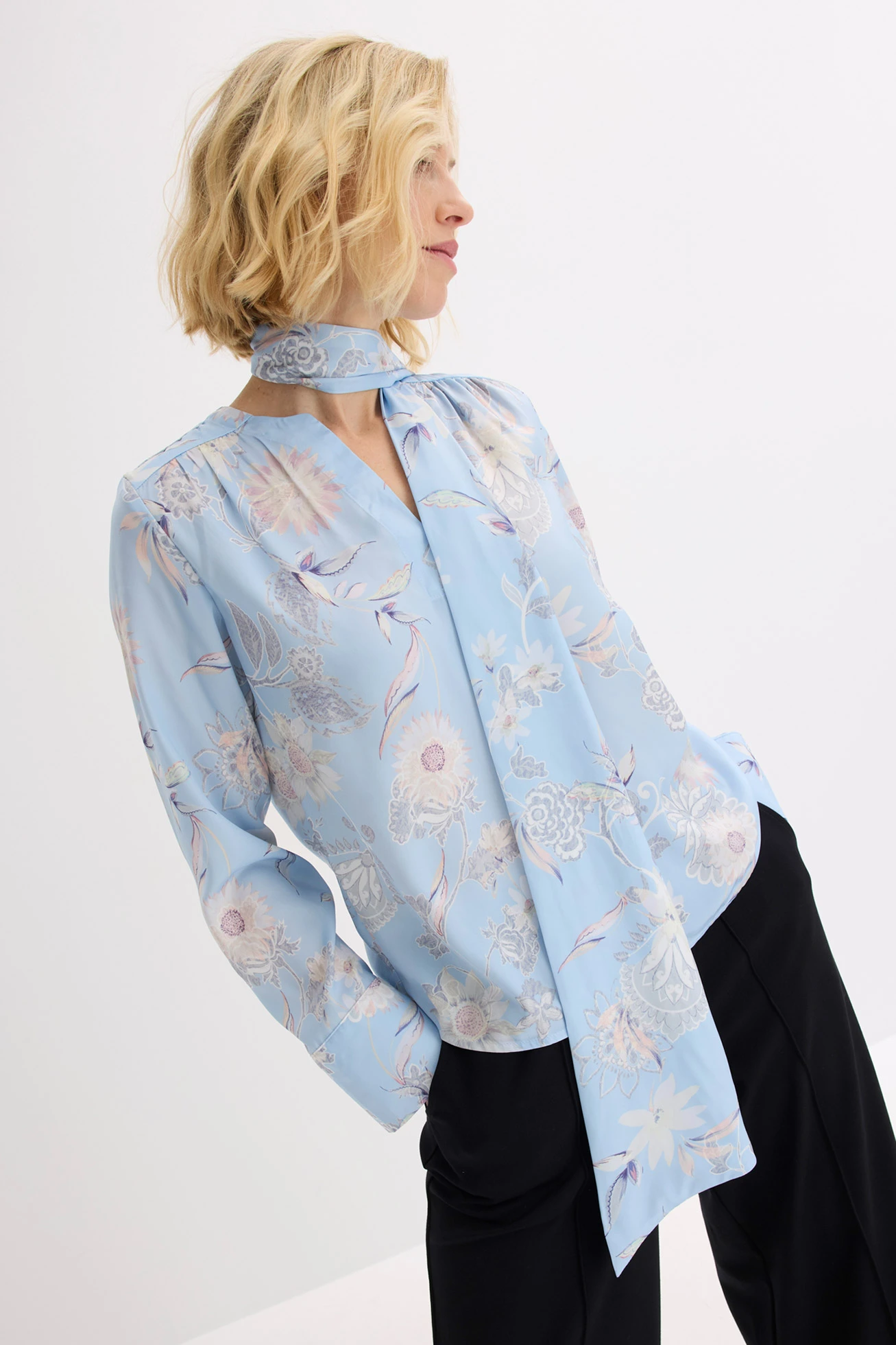 Tunică din satin fin • albastru pudrat-bej nisipiu mat • magazin bonprix