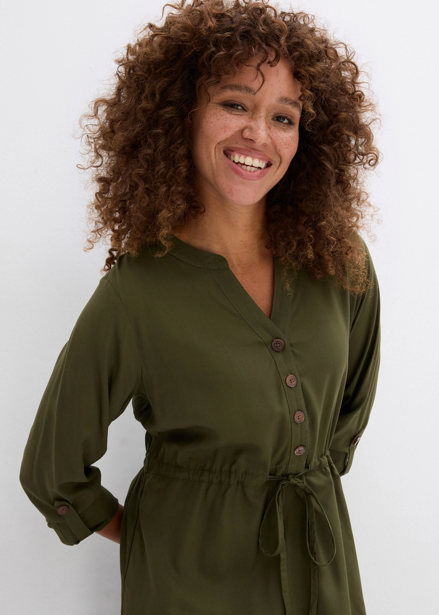 Robe blouse en viscose fluide • olive foncé • Boutique bonprix