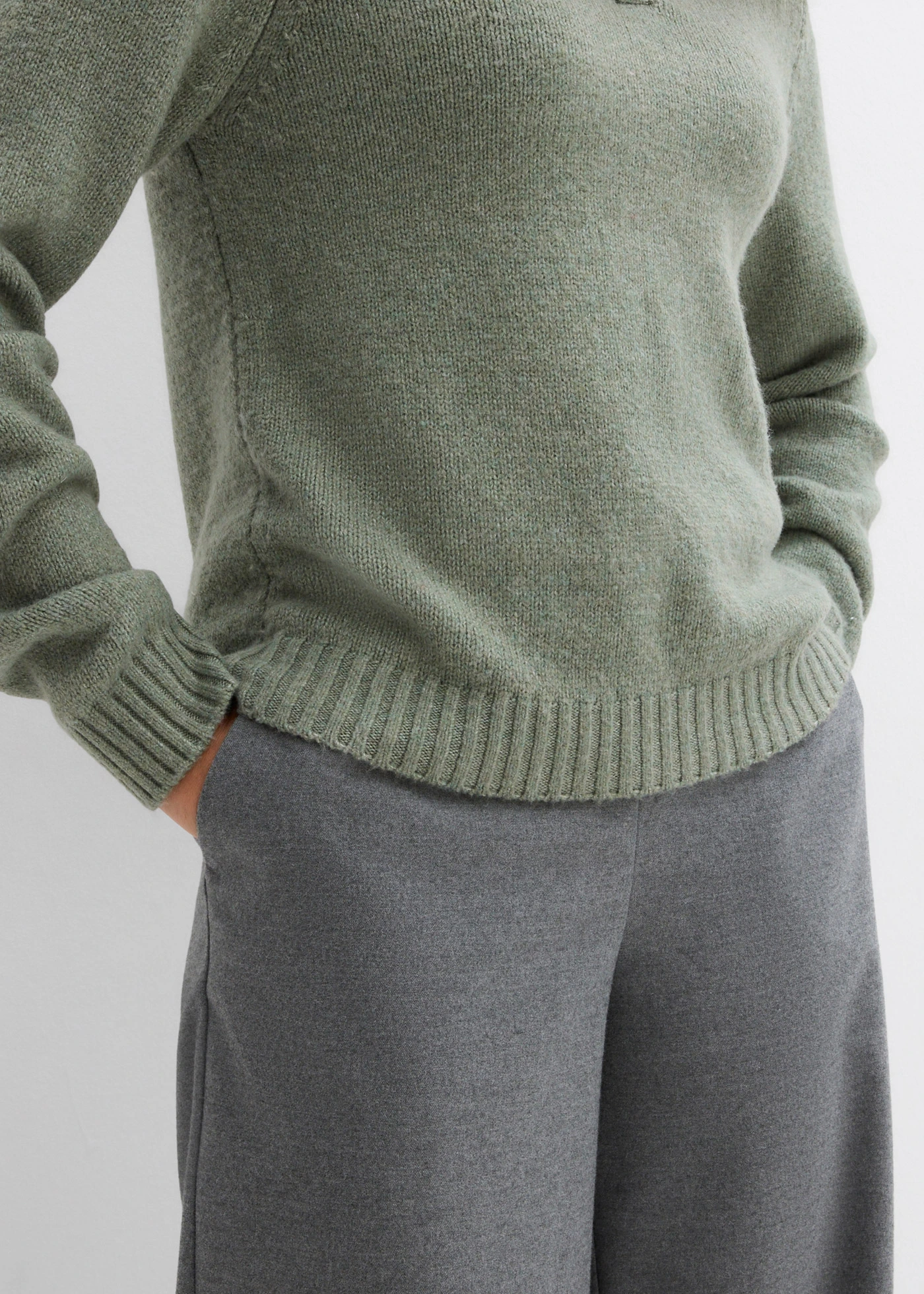 Sweter z koronkową wstawką • oliwkowy • sklep bonprix