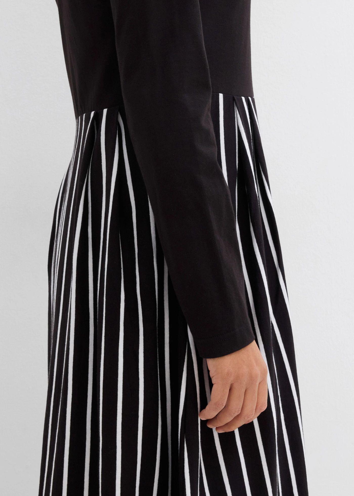 Rochie midi din jerse din bumbac • negru-ecru cu dungi • magazin bonprix