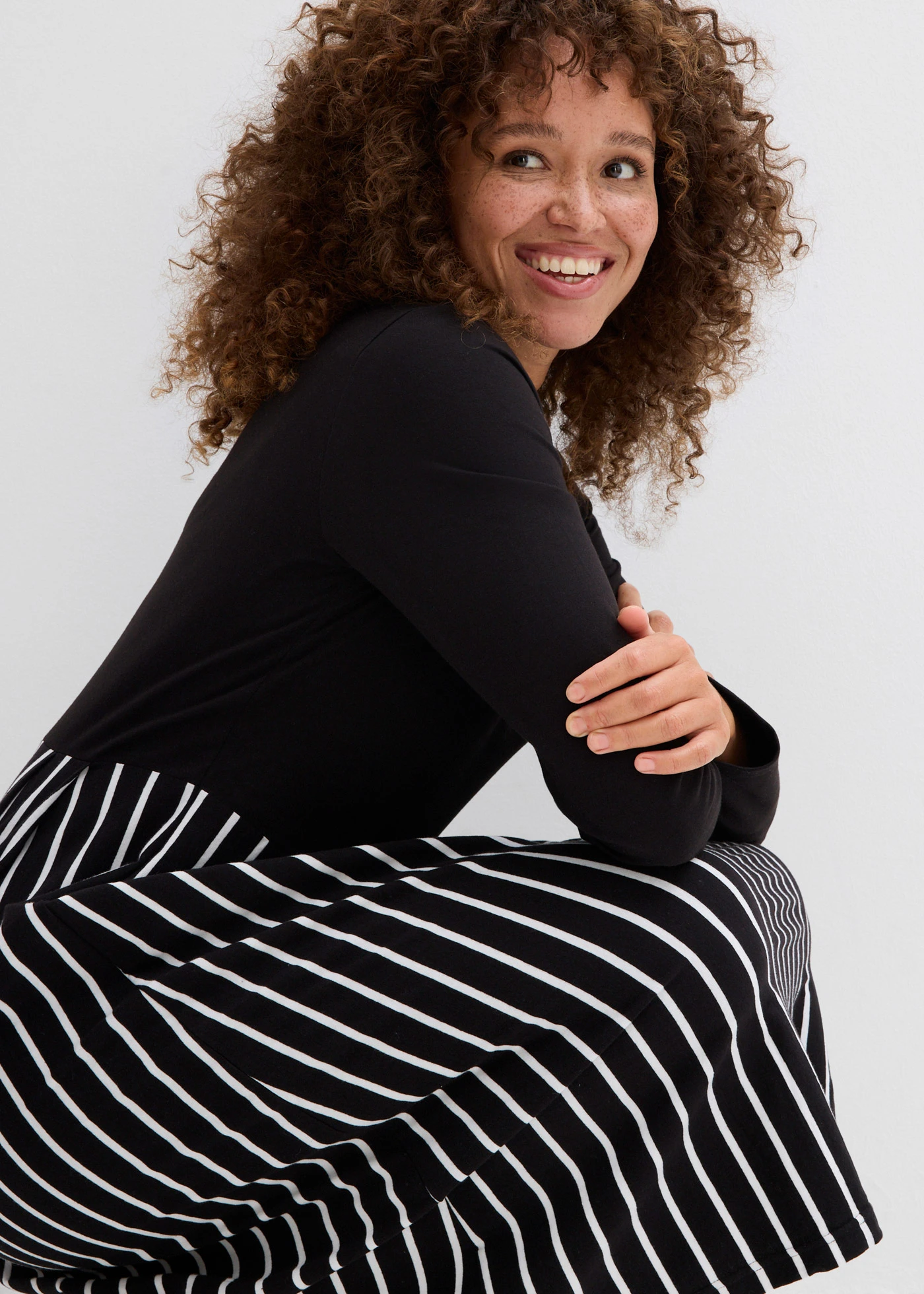 Šaty z bavlněného žerzeje, midi délka • černo-přírodní bílá s proužky • bonprix obchod