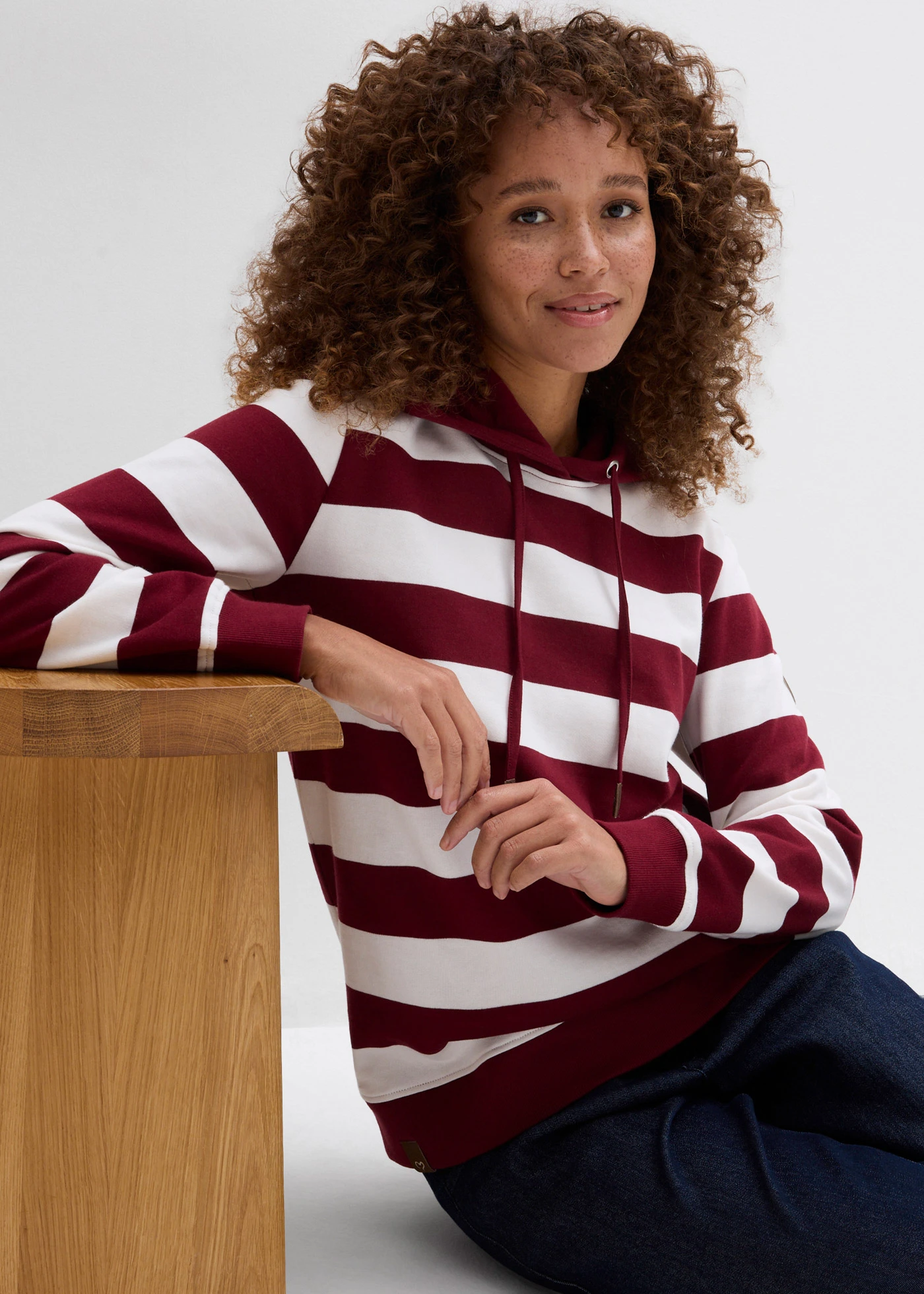 Sweat à capuche 100% coton • rouge rubis/écru rayé • Boutique bonprix