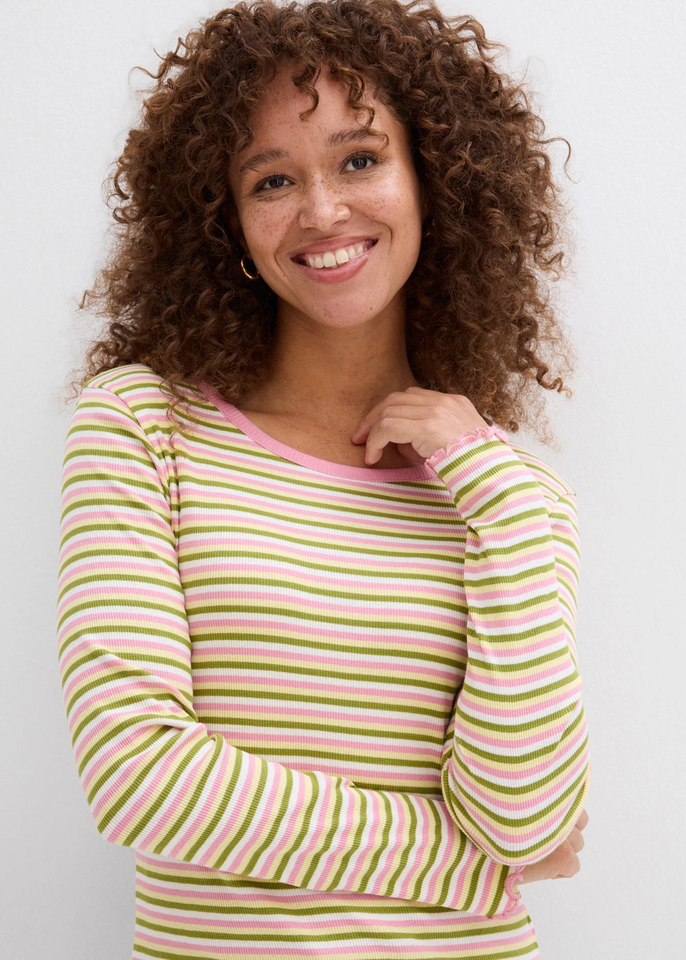 T-shirt rayé en coton côtelé • écru-vert mousse-jaune clair-orchidée fumé rayé • Boutique bonprix