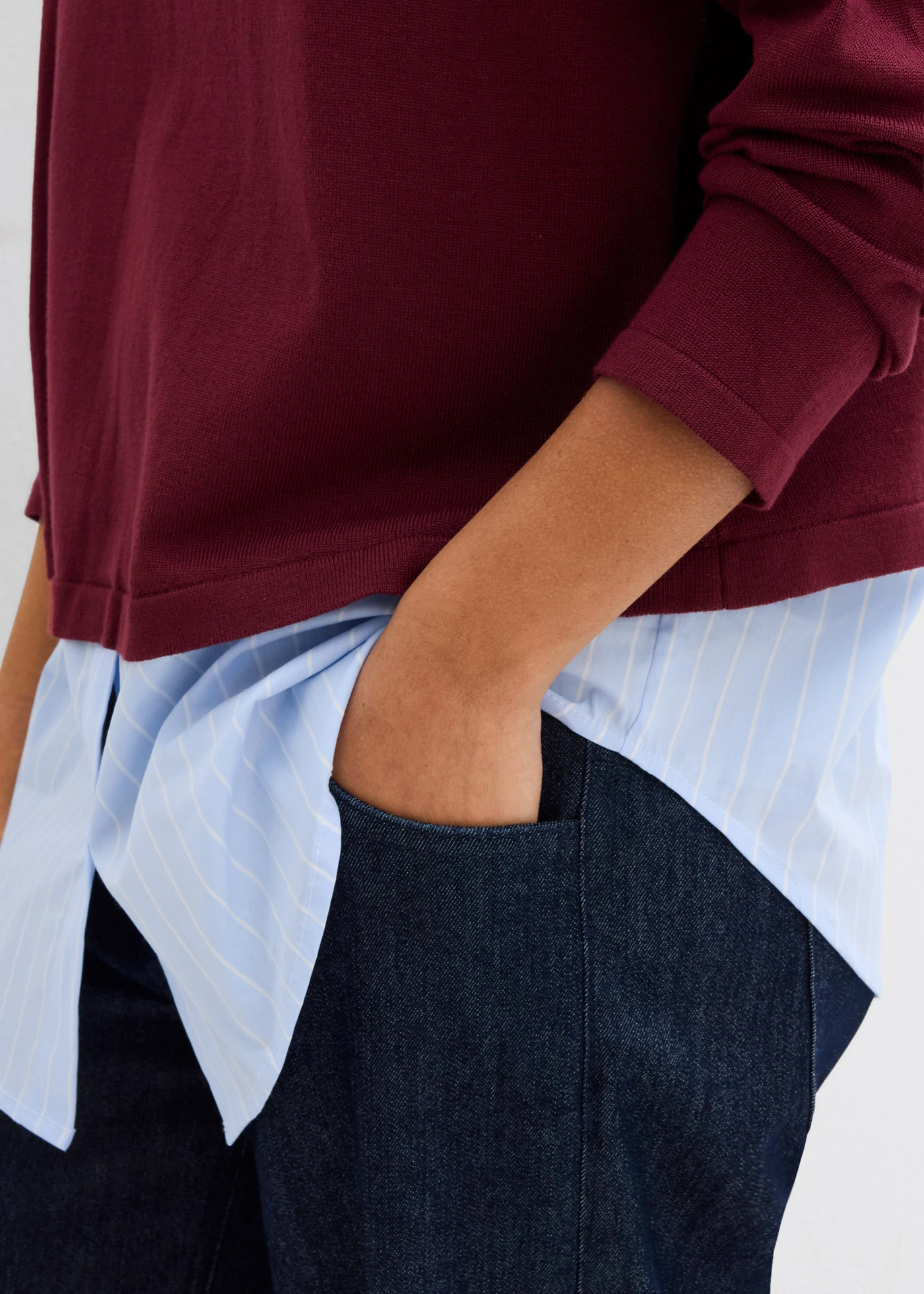 Sweter z cienkiej dzianiny z koszulową wstawką • czerwony klonowy • sklep bonprix