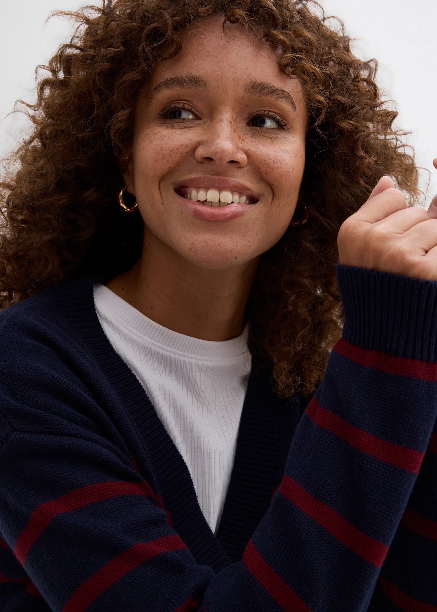 Fijn gebreid vest van katoenmix • donkerblauw-robijnrood • bonprix online shop