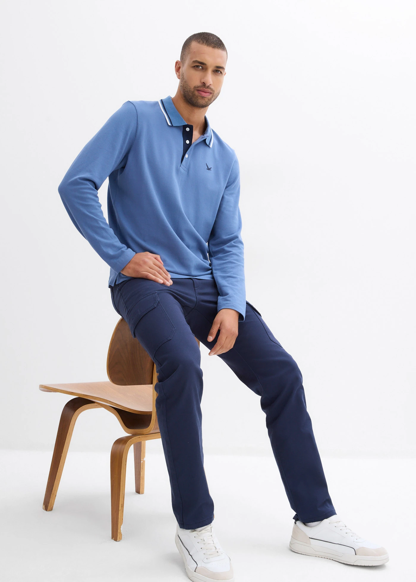 Spodnie ze stretchem, slim fit, z kieszeniami cargo, straight • granatowy • sklep bonprix