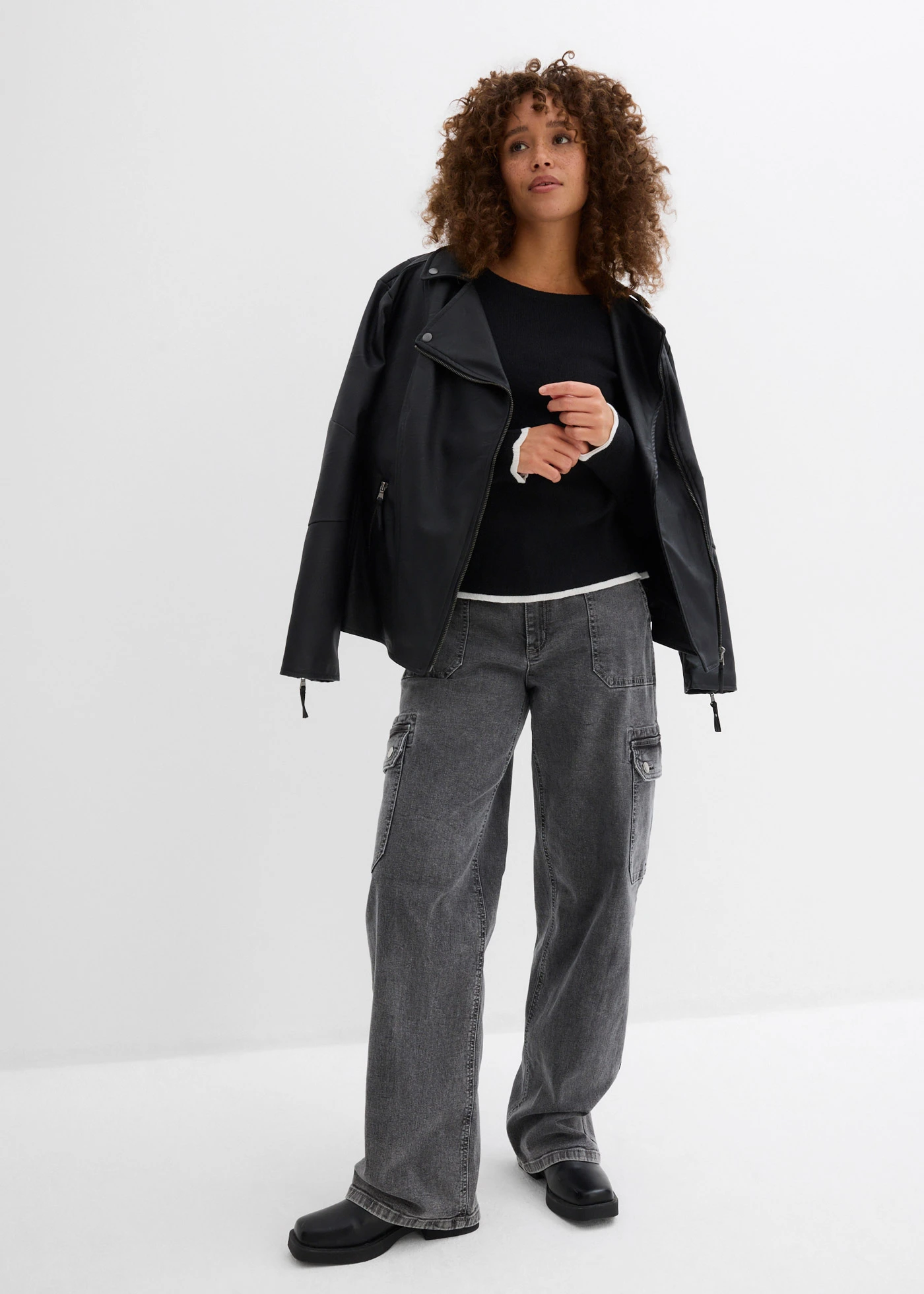 Bluză tricotată cu tiv în contrast • negru/alb • magazin bonprix