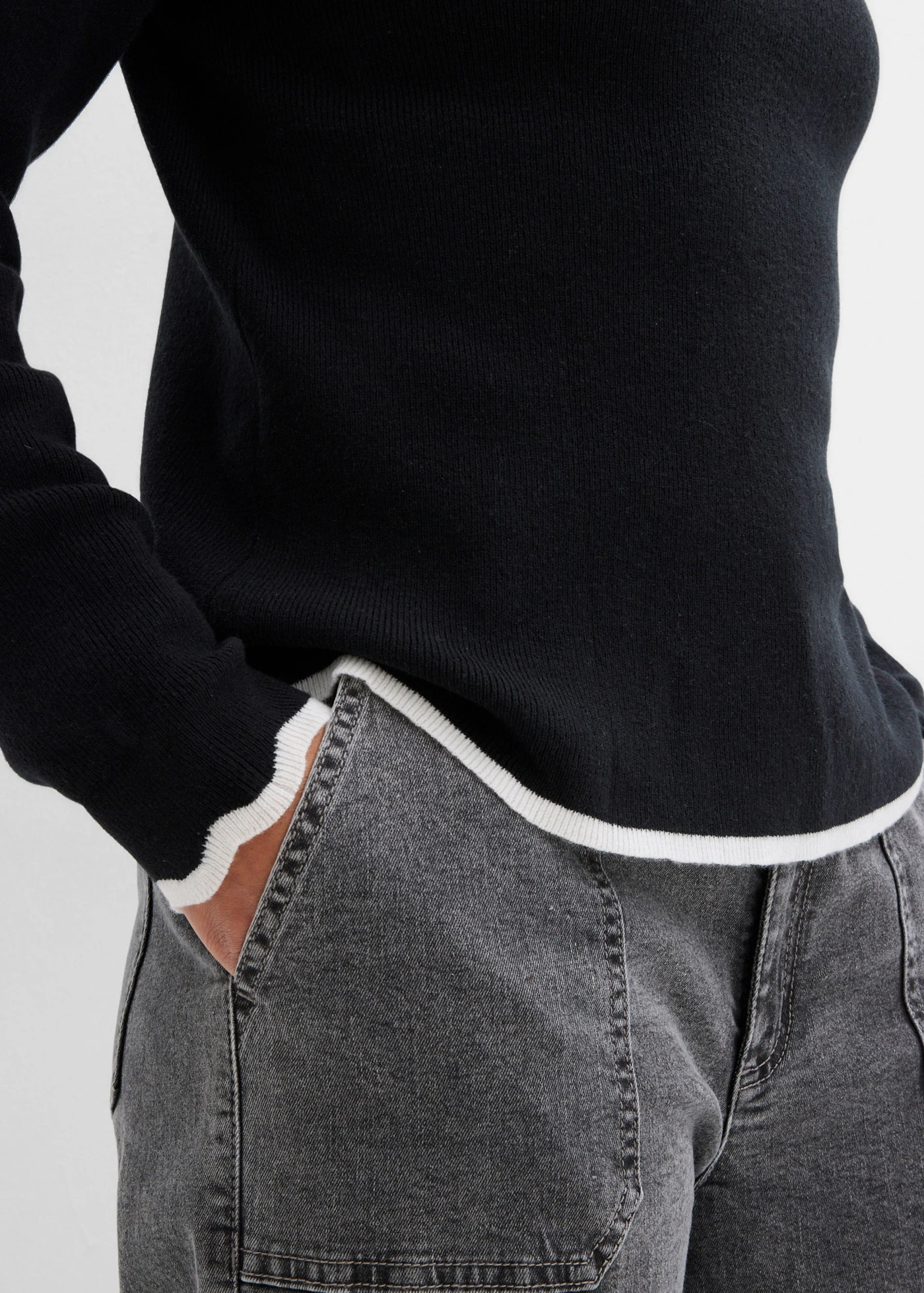 Bluză tricotată cu tiv în contrast • negru/alb • magazin bonprix