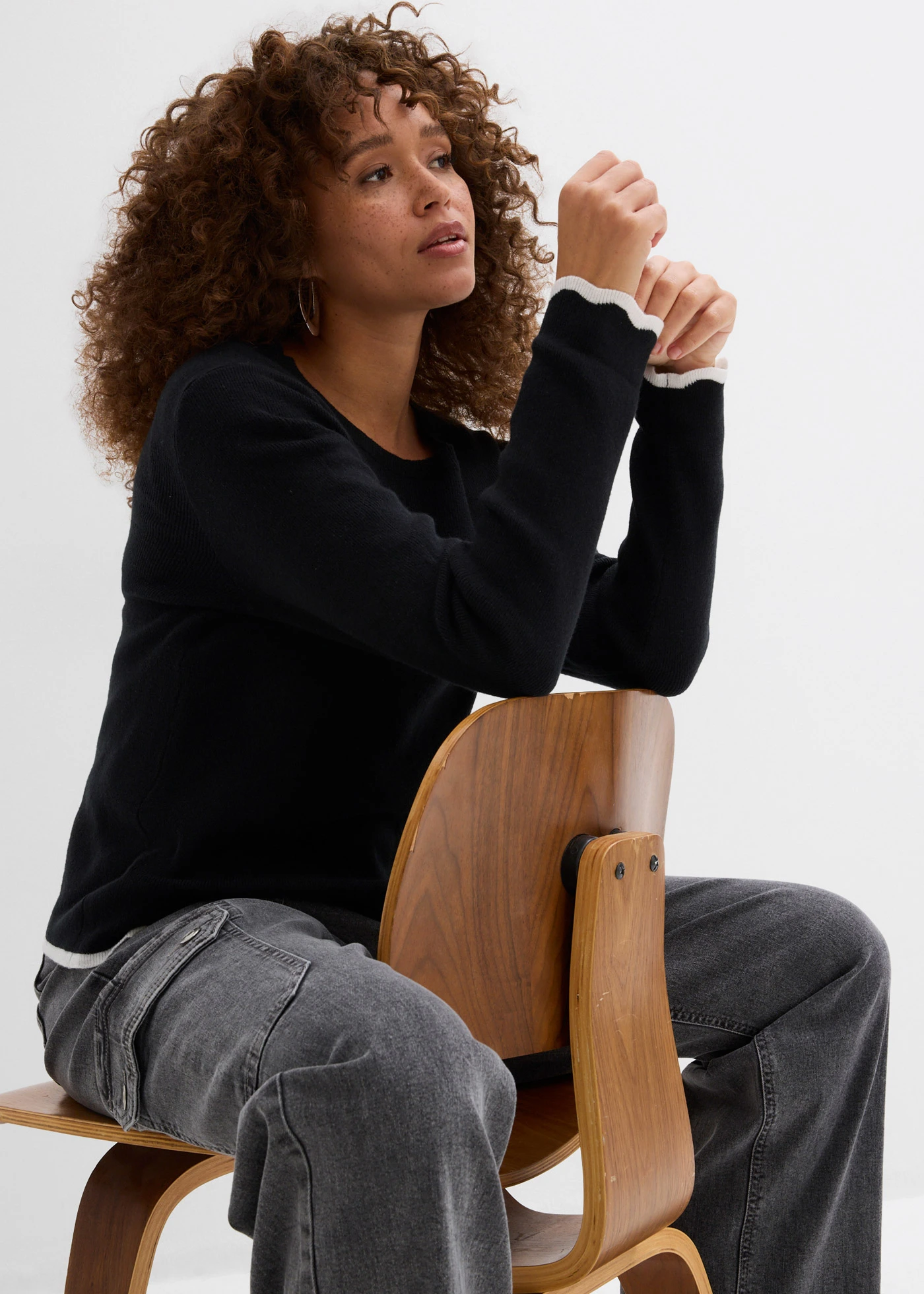 Kötött póló kontraszt szegéllyel az alján • fekete/fehér • bonprix áruház