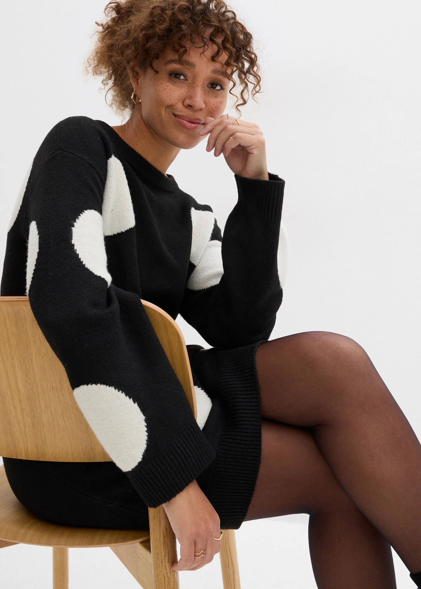 Rochie tricotată oversized cu puncte • negru-bej natur cu puncte • magazin bonprix