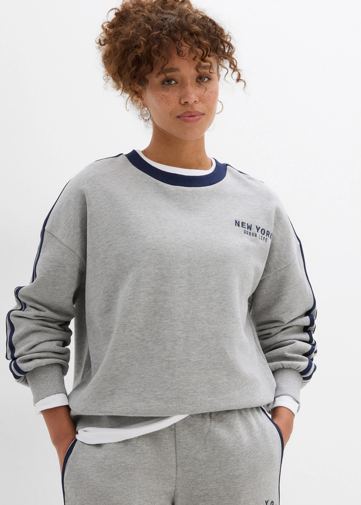 Oversized sweatshirt van een zachte katoenmix • lichtgrijs gemêleerd-donkerblauw • bonprix online shop