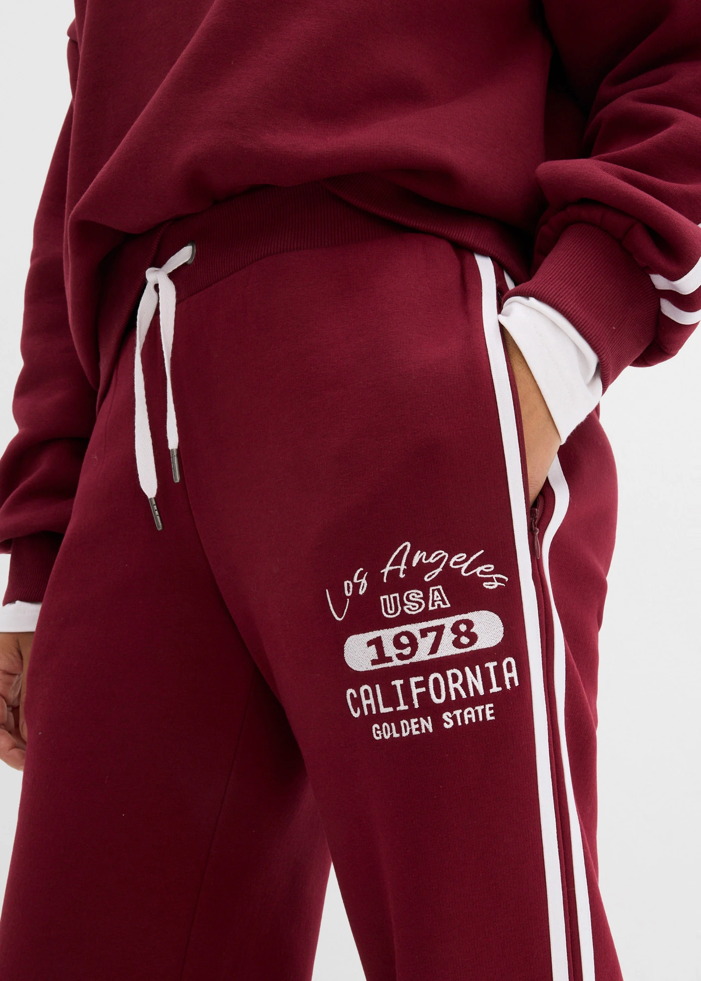 Pantaloni casual din material moale cu bumbac • roșu-arțar - alb, cu imprimeu • magazin bonprix