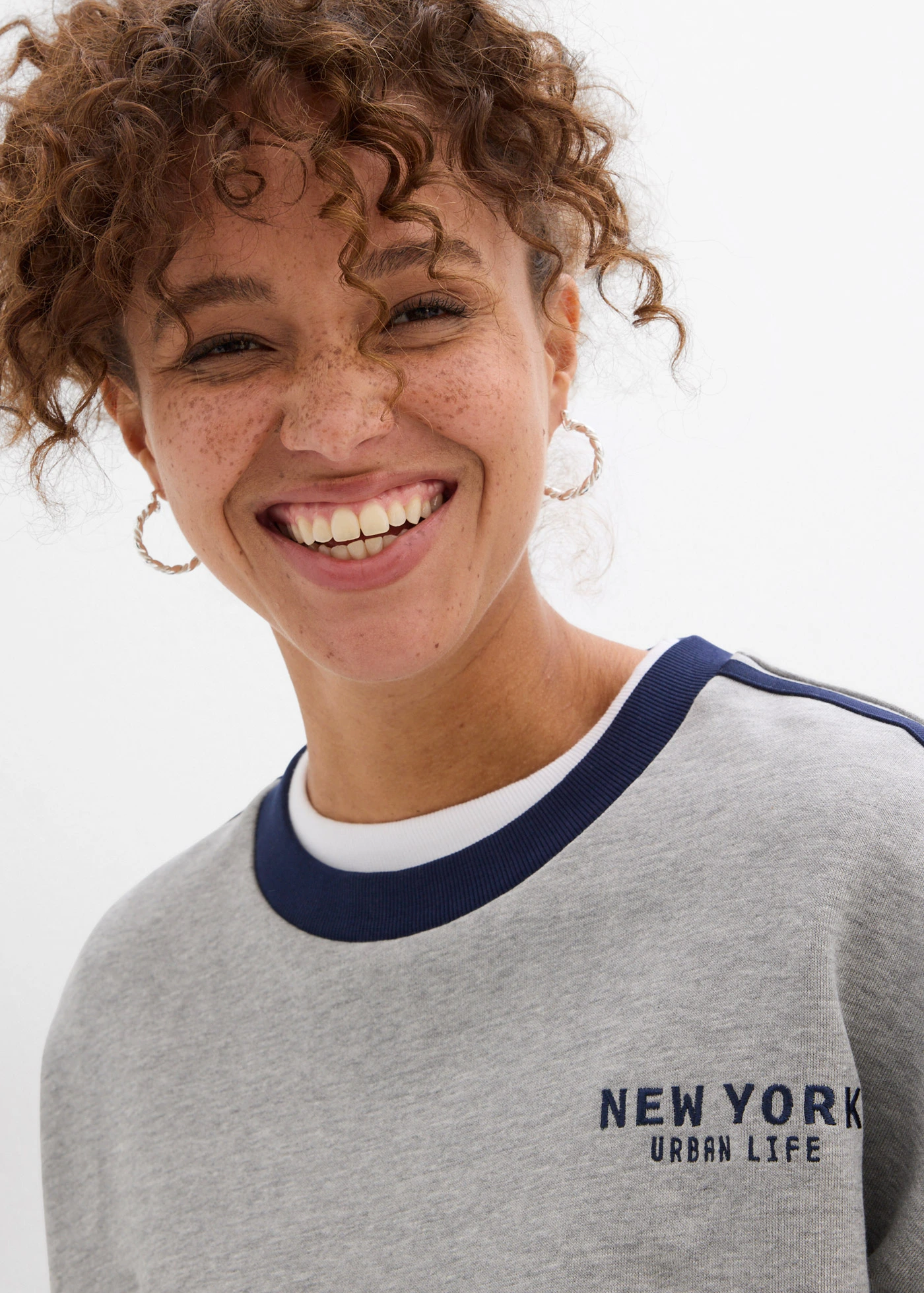 Oversized sweatshirt van een zachte katoenmix • lichtgrijs gemêleerd-donkerblauw • bonprix online shop