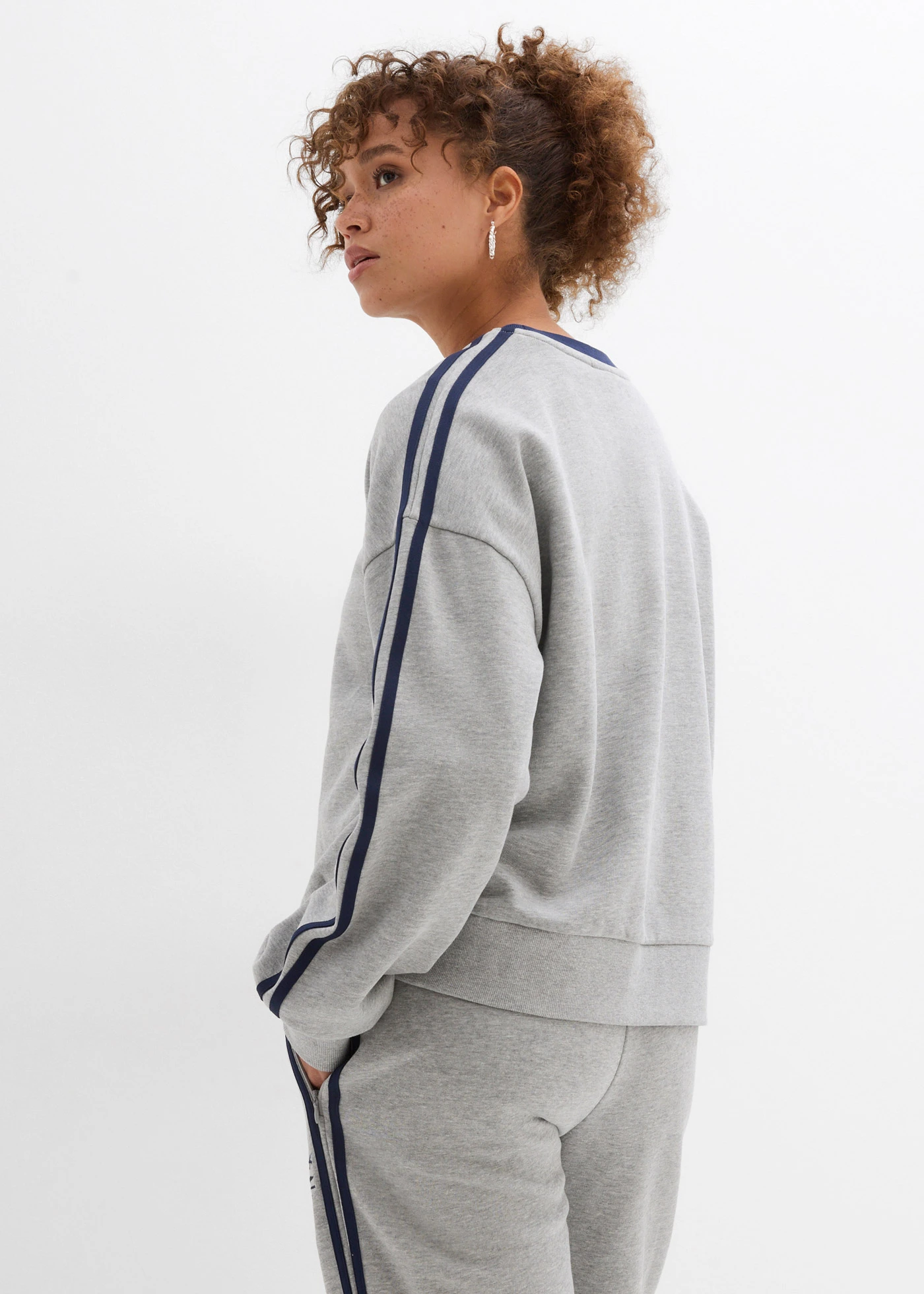Oversized sweatshirt van een zachte katoenmix • lichtgrijs gemêleerd-donkerblauw • bonprix online shop