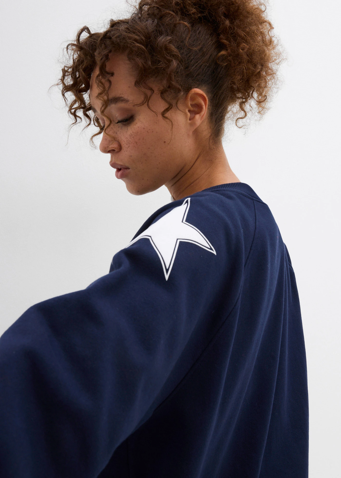 Bluză casual oversize din material moale cu bumbac • bleumarin- alb, cu imprimeu • magazin bonprix