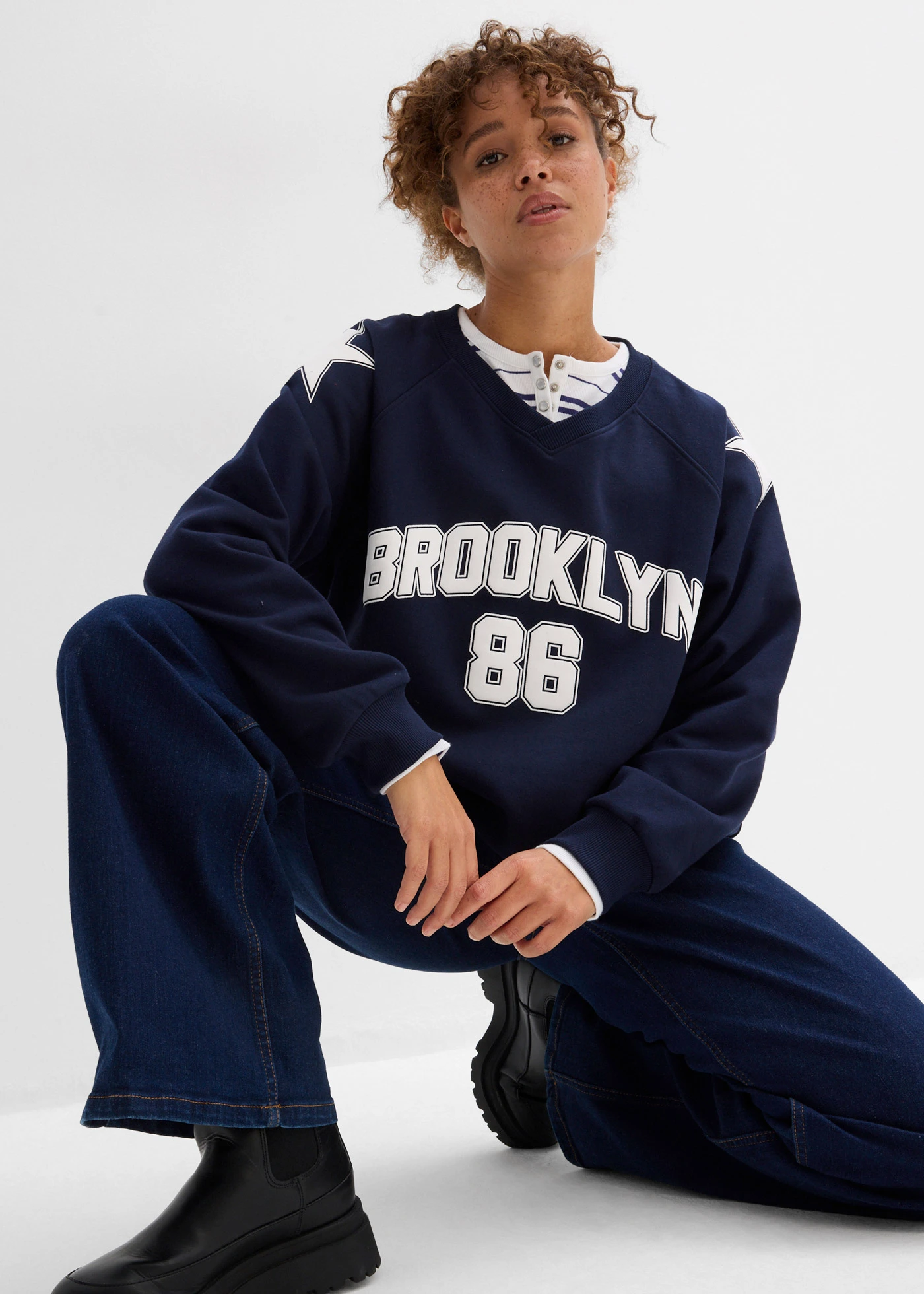 Bluză casual oversize din material moale cu bumbac • bleumarin- alb, cu imprimeu • magazin bonprix