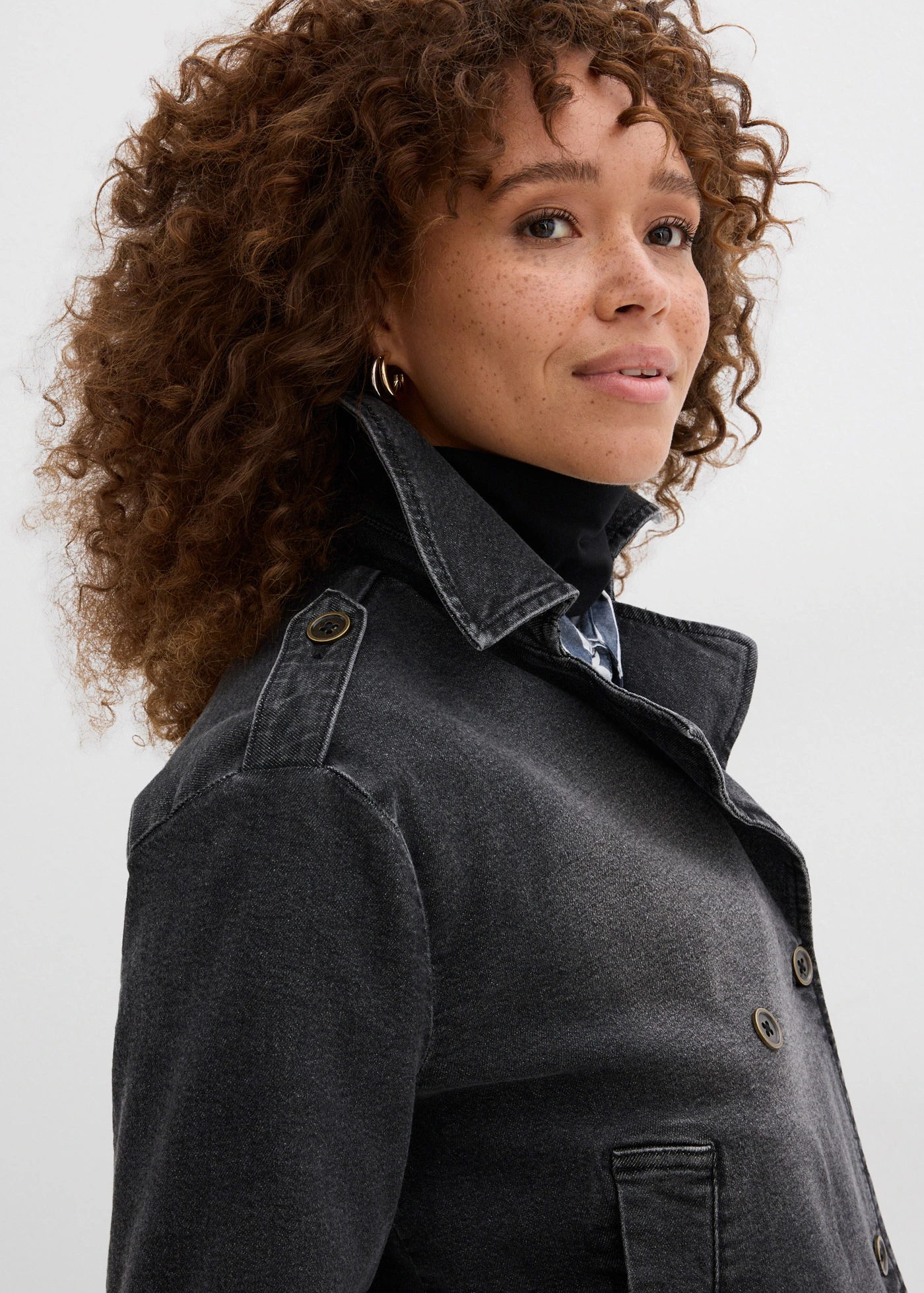 Trench court en denim • noir denim • Boutique bonprix