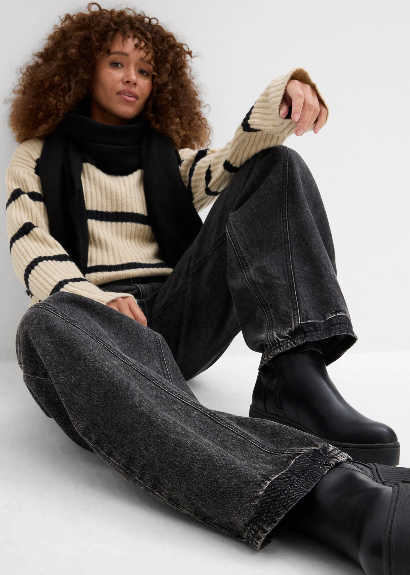 Blugi largi tip balon, talie medie • negru denim uzat • magazin bonprix