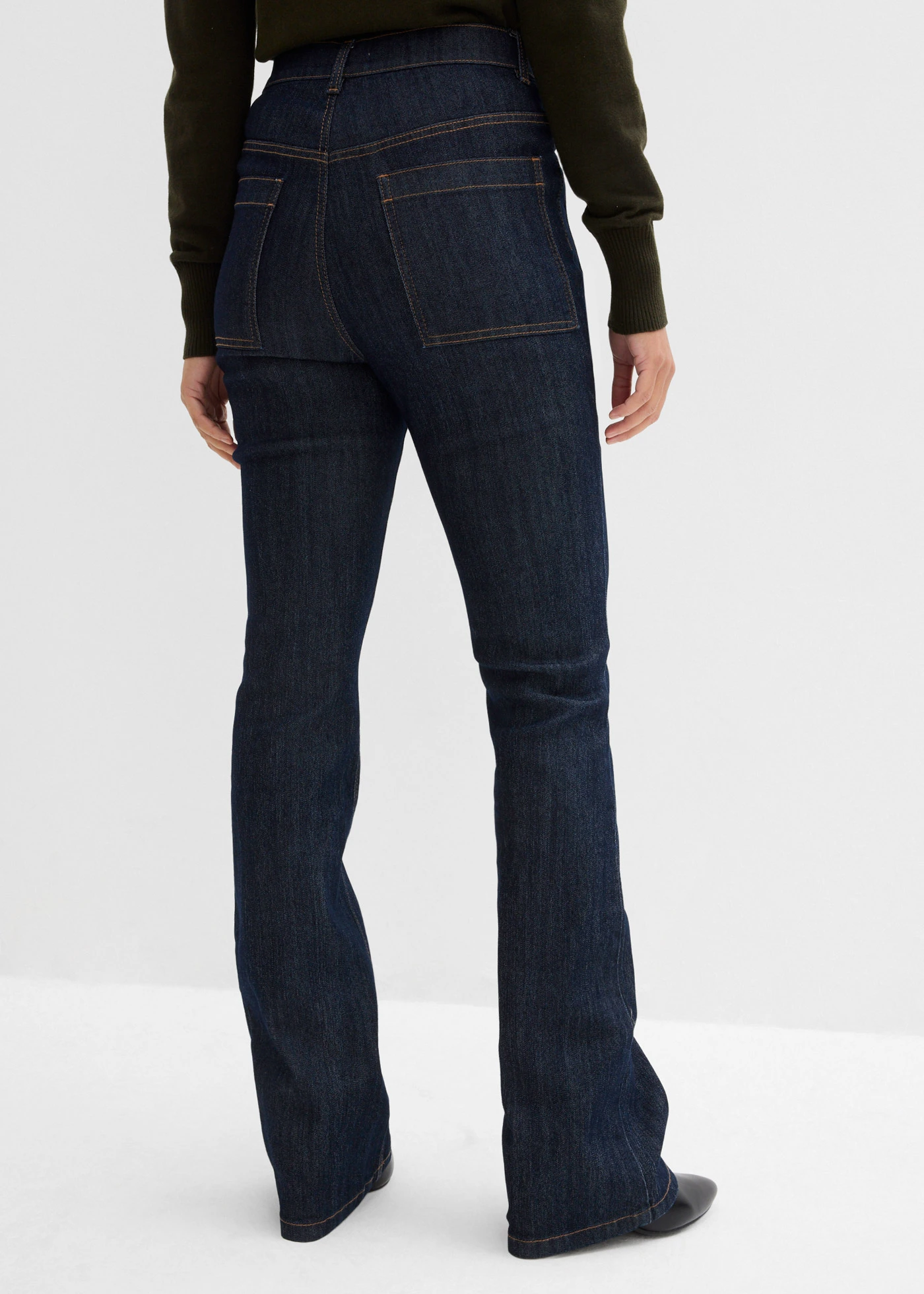 Dżinsy o kroju bootcut, high waist, z wygodnym pasem • granatowy denim unwashed • sklep bonprix
