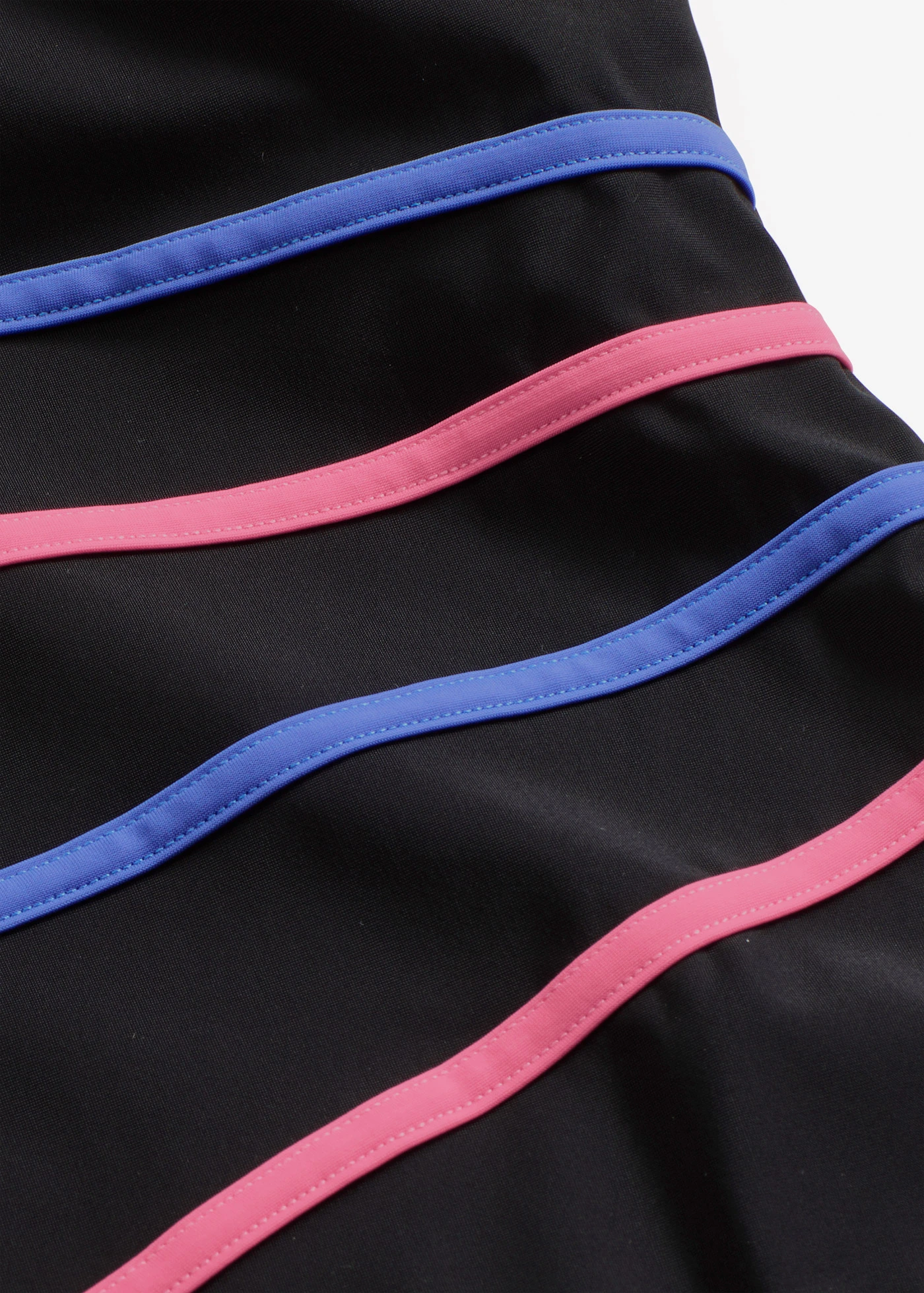 Jednodielne sťahujúce plavky • čierna pásikovaná • obchod bonprix