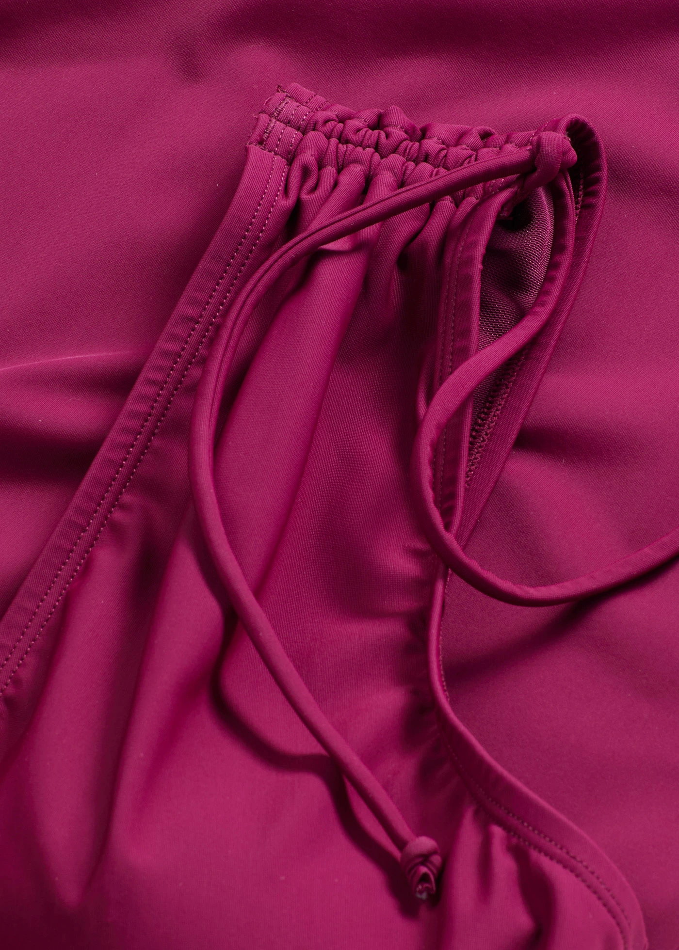 Kostium kąpielowy shape z szerokimi ramiączkami, lekki stopień modelowania sylwetki • jeżynowy • sklep bonprix