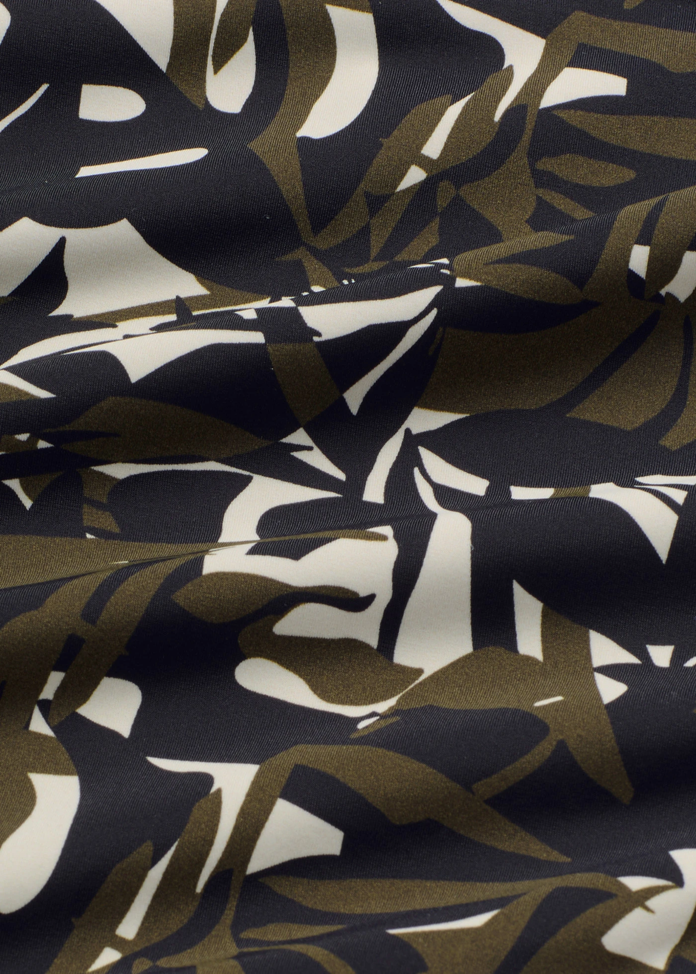 Alakformáló fürdőruha közepes formáló hatással és V-nyakkivágással • gyapjúfehér-fekete-olívazöld virágmintás • bonprix áruház