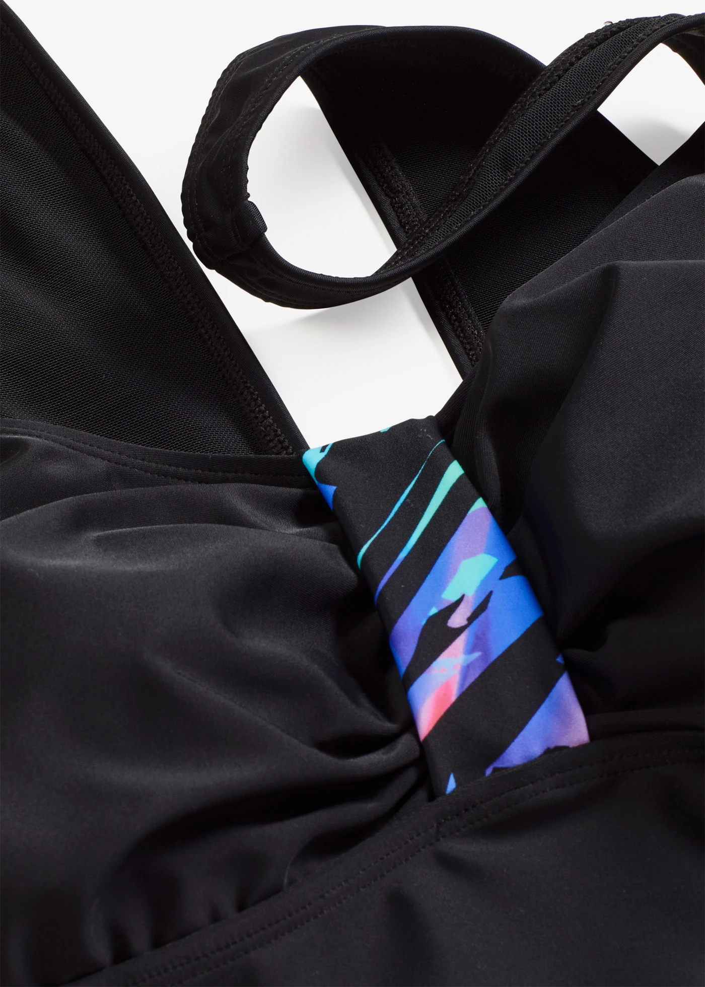 Stahovací jednodílné plavky s potištěnými vsadkami, střední tvarující efekt • černá s grafickým vzorem • bonprix obchod