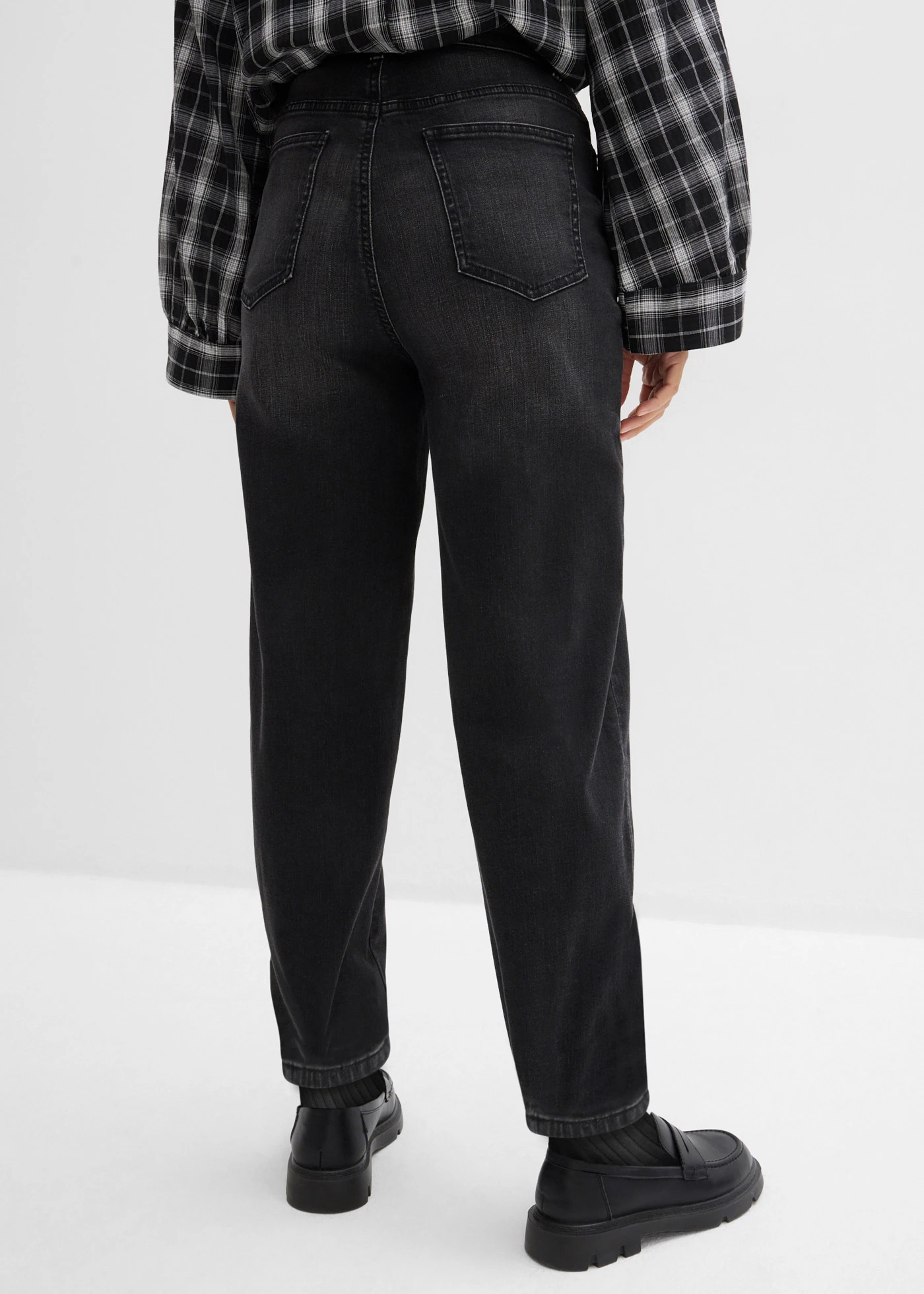 Blugi model barrel cu talie înaltă, bumbac organic • negru denim uzat • magazin bonprix