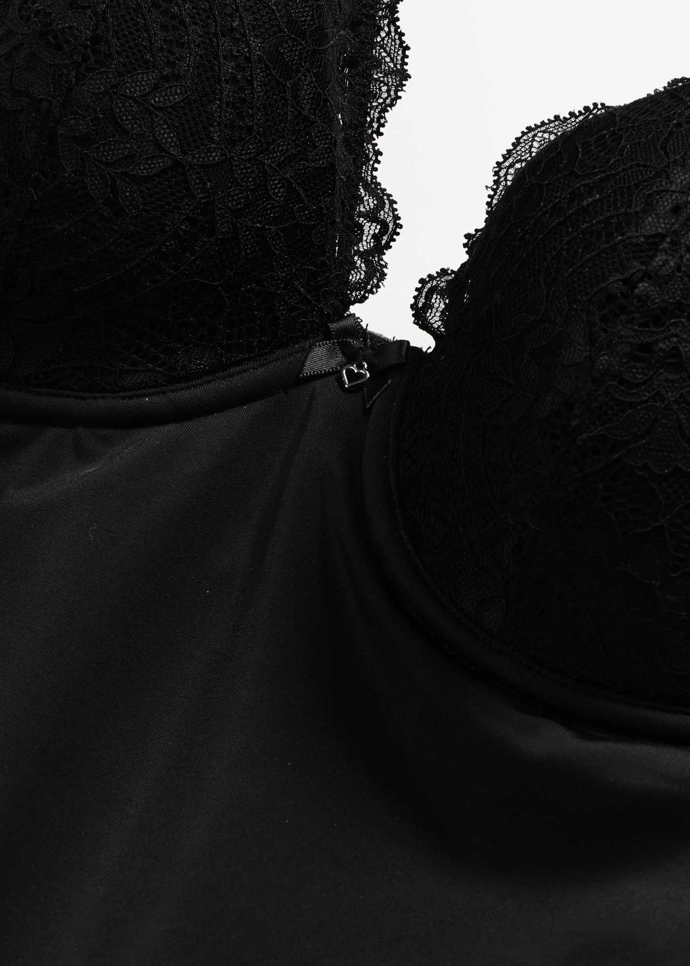 Top soutien-gorge sculptant à coques et dentelle, maintien modéré • noir • Boutique bonprix